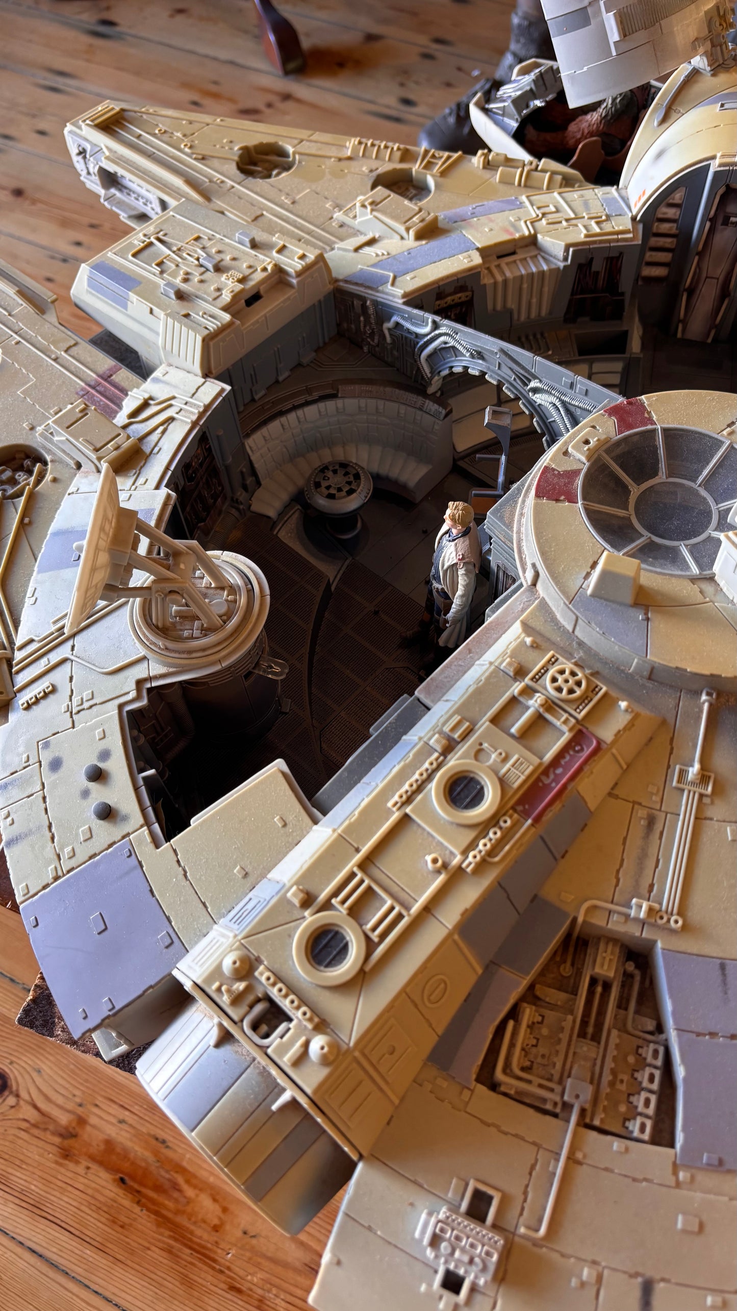 Star Wars Legacy Collection Millennium Falcon 2008 – 80cm “Big Millennium Falcon” with Han Solo & Chewbacca