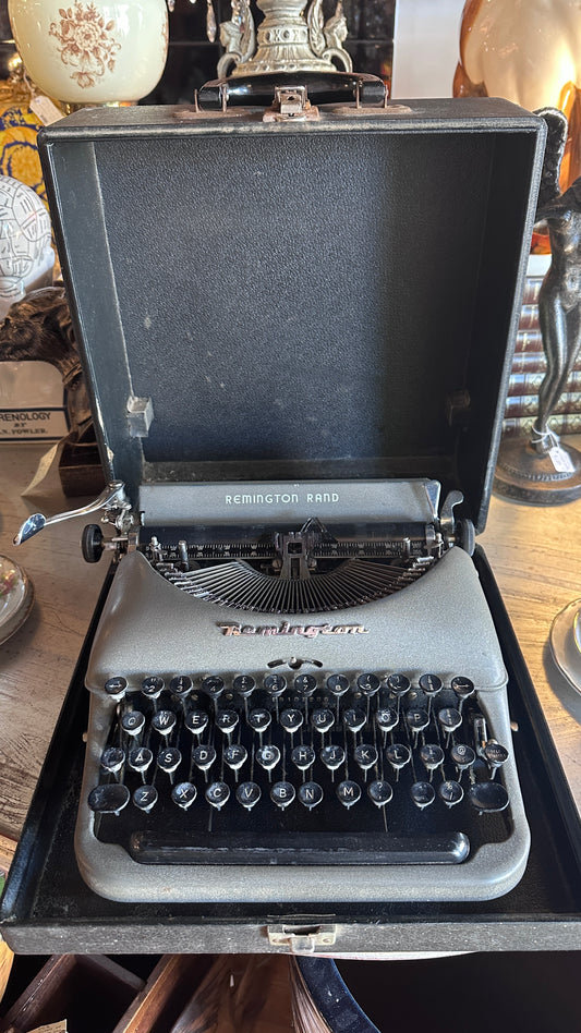 Vintage Remington Rand De Luxe Model 5 portable manual typewriter circa 1940s–50s
