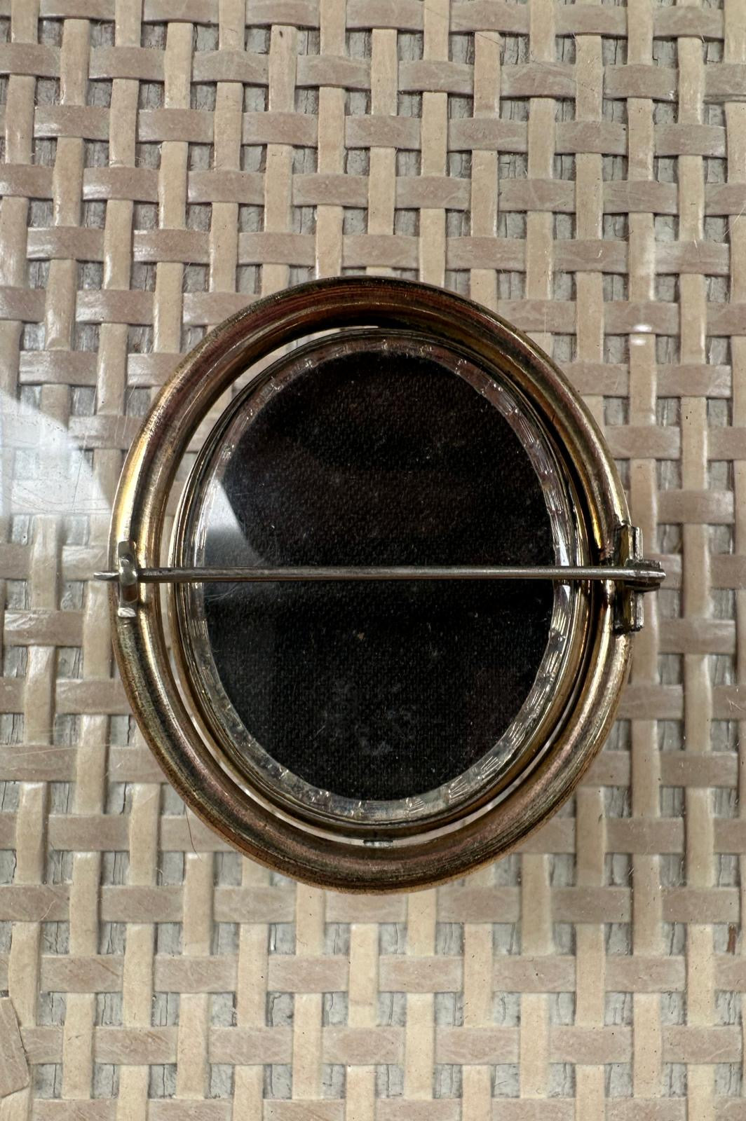 Victorian swivel picture brooch with central picture spinner