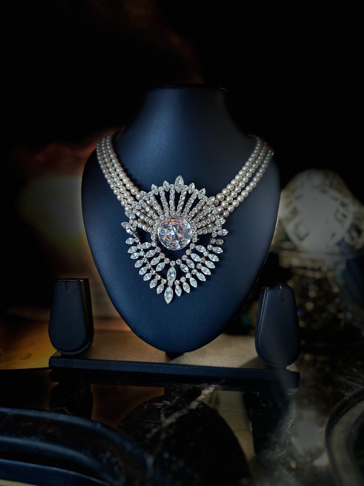 Necklace, stunning with faux pearls and diamantés