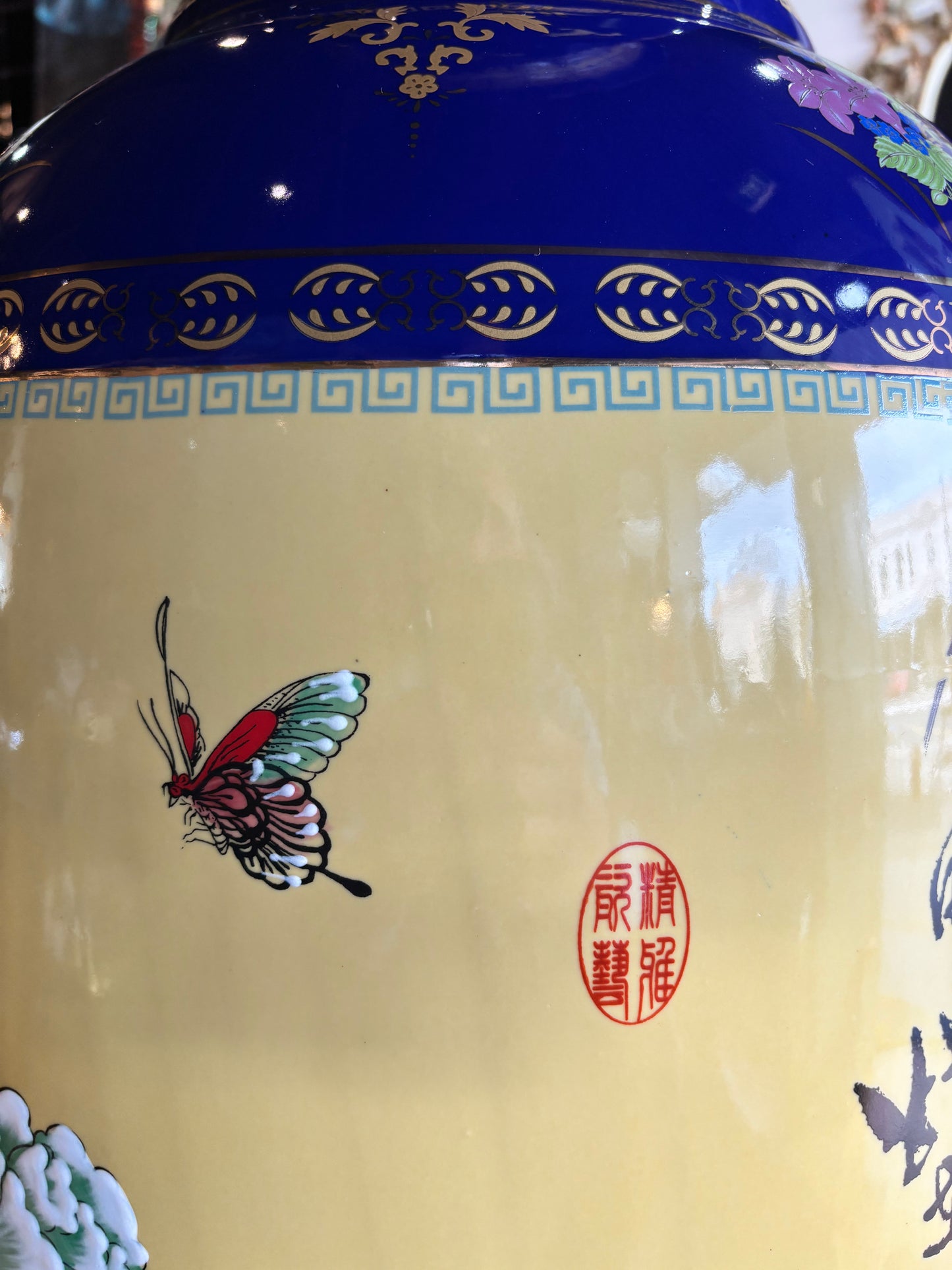 Massive Chinese Porcelain Vase – Hand-Painted Floral Design