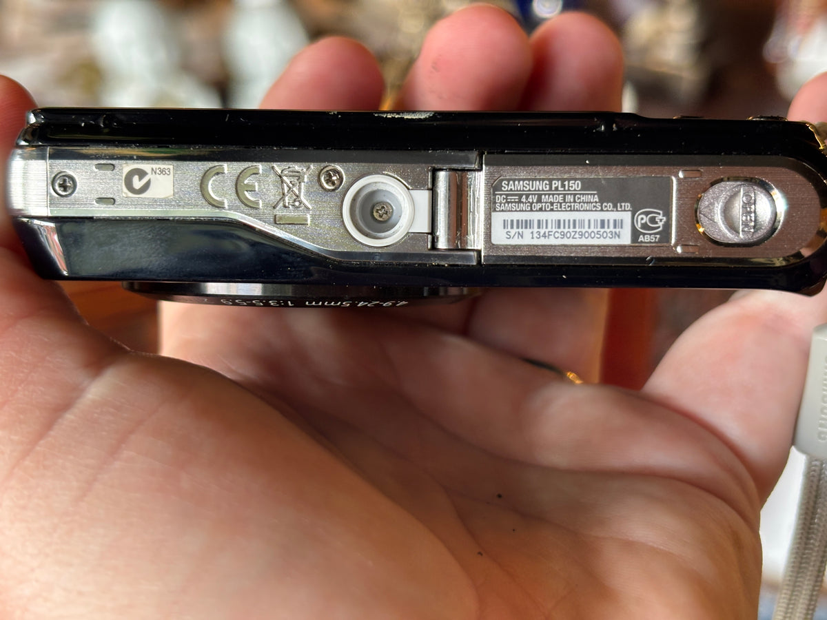 Samsung PL150 Dual-Screen Digicam with Hama Case