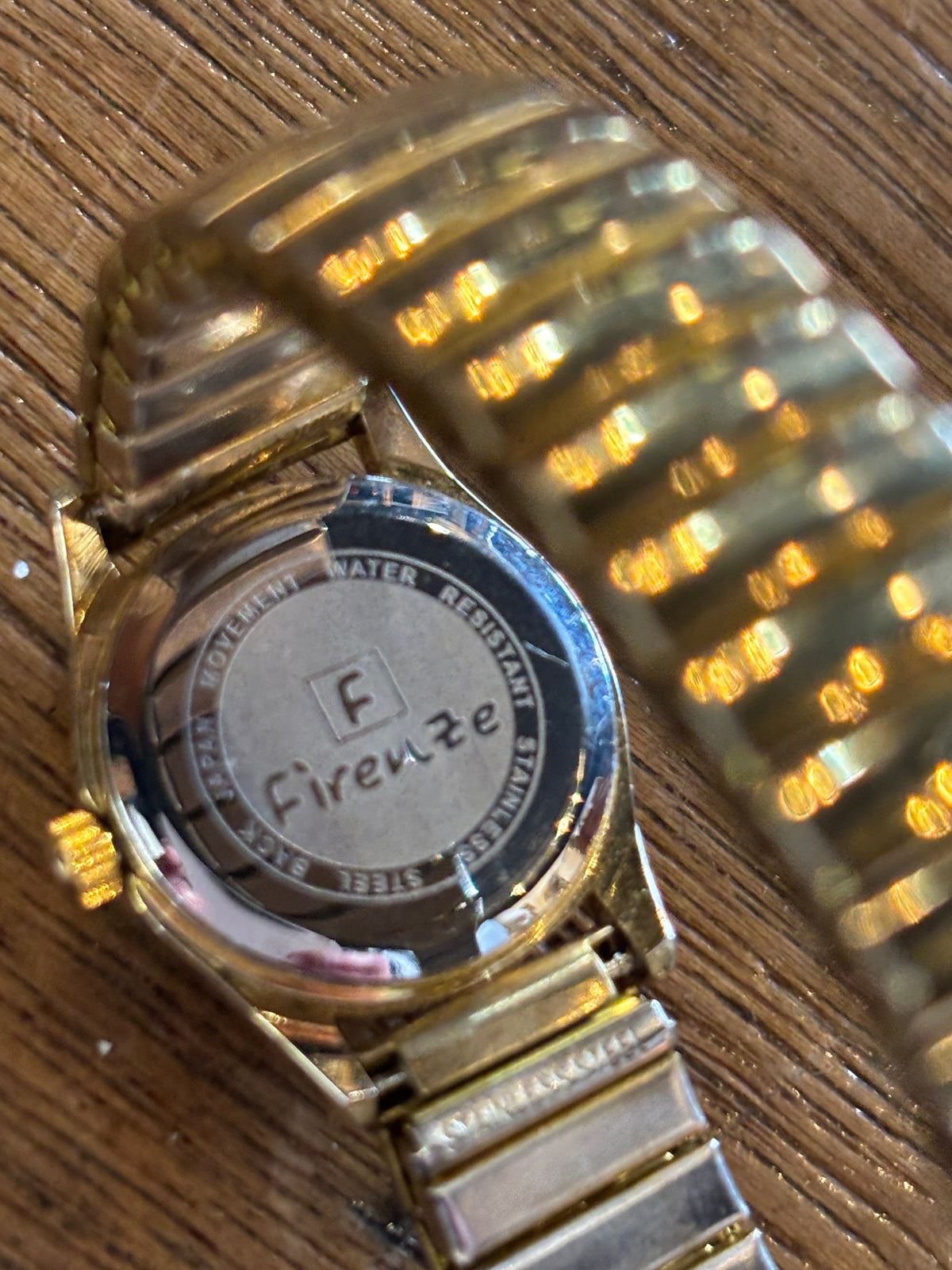 Classic Gold-Tone Ladies Quartz Watch with Expanding Bracelet – Firenze