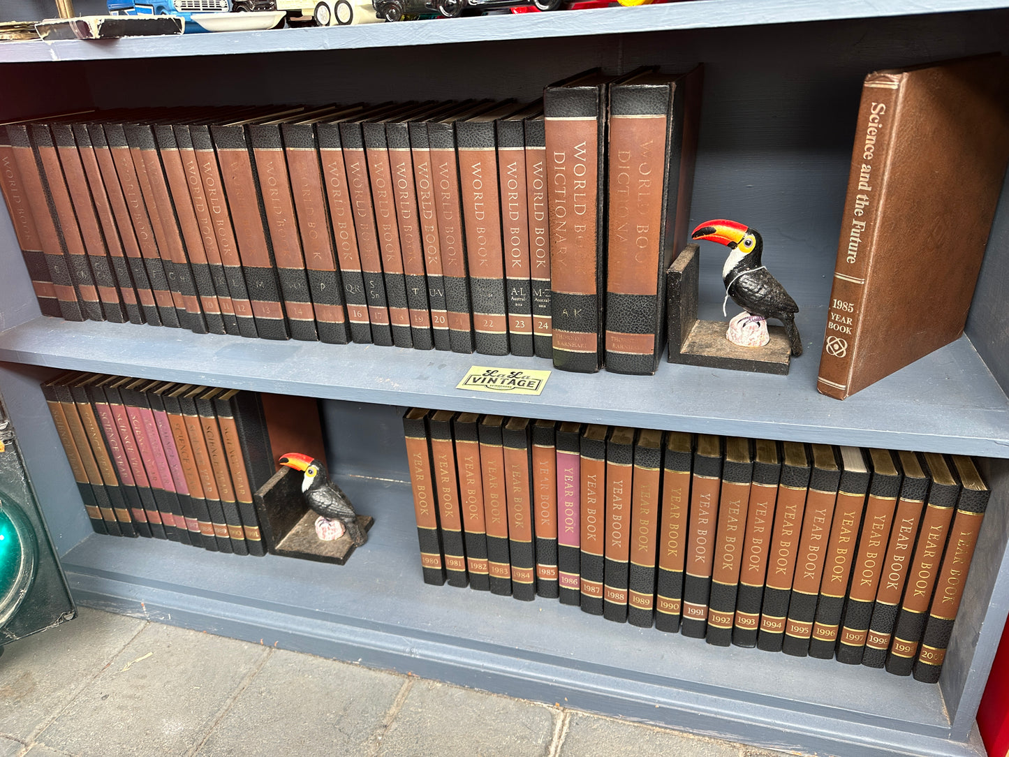 Vintage World Book Encyclopaedia - full set with Dictionaries and Science Year and Year Books (1980-2000)