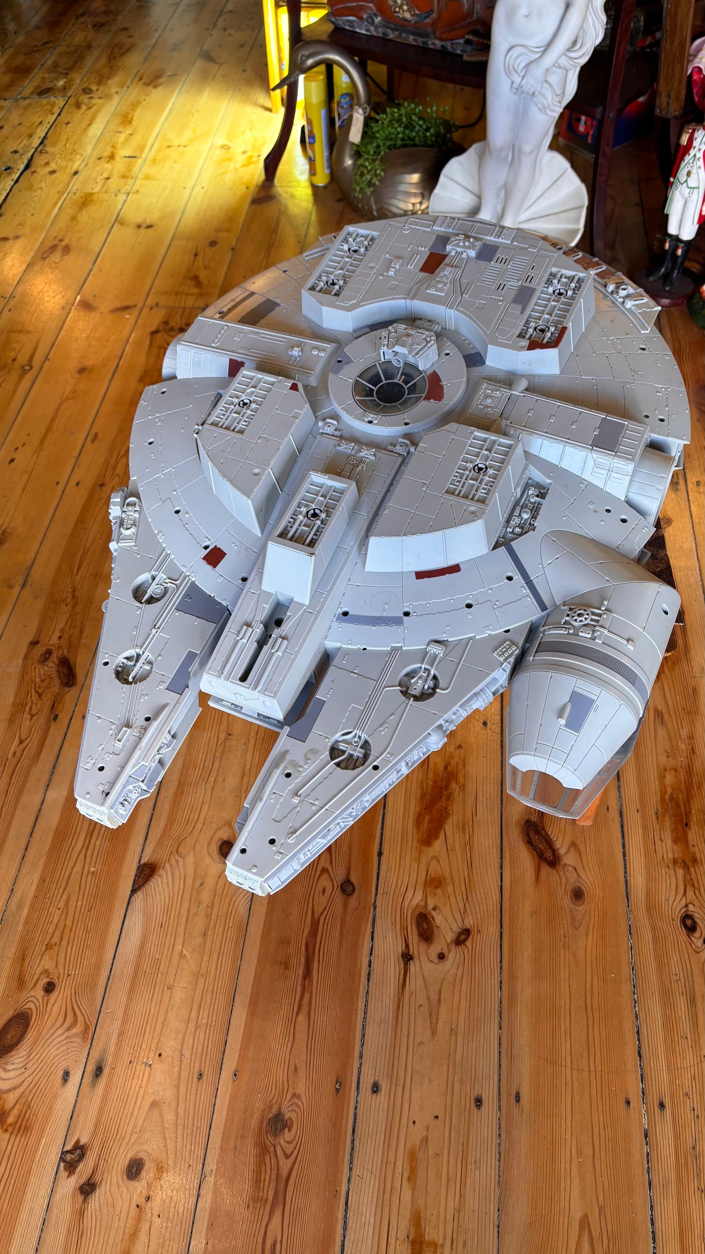 Star Wars Legacy Collection Millennium Falcon 2008 – 80cm “Big Millennium Falcon” with Han Solo & Chewbacca