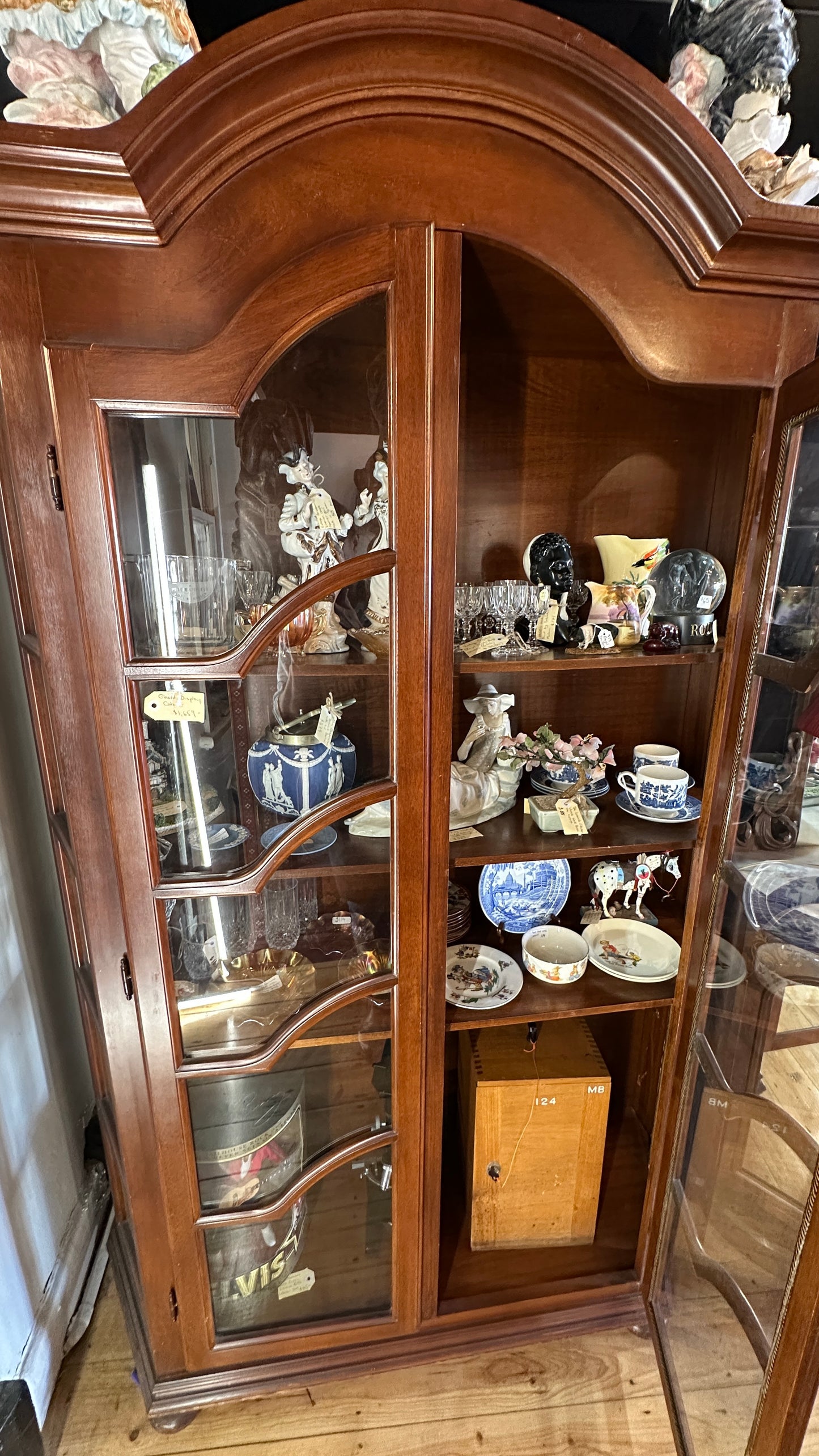 Display cabinet (or vitrine) featuring glass doors and side panels, with key