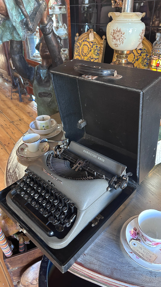 Vintage Remington Rand De Luxe Model 5 portable manual typewriter circa 1940s–50s
