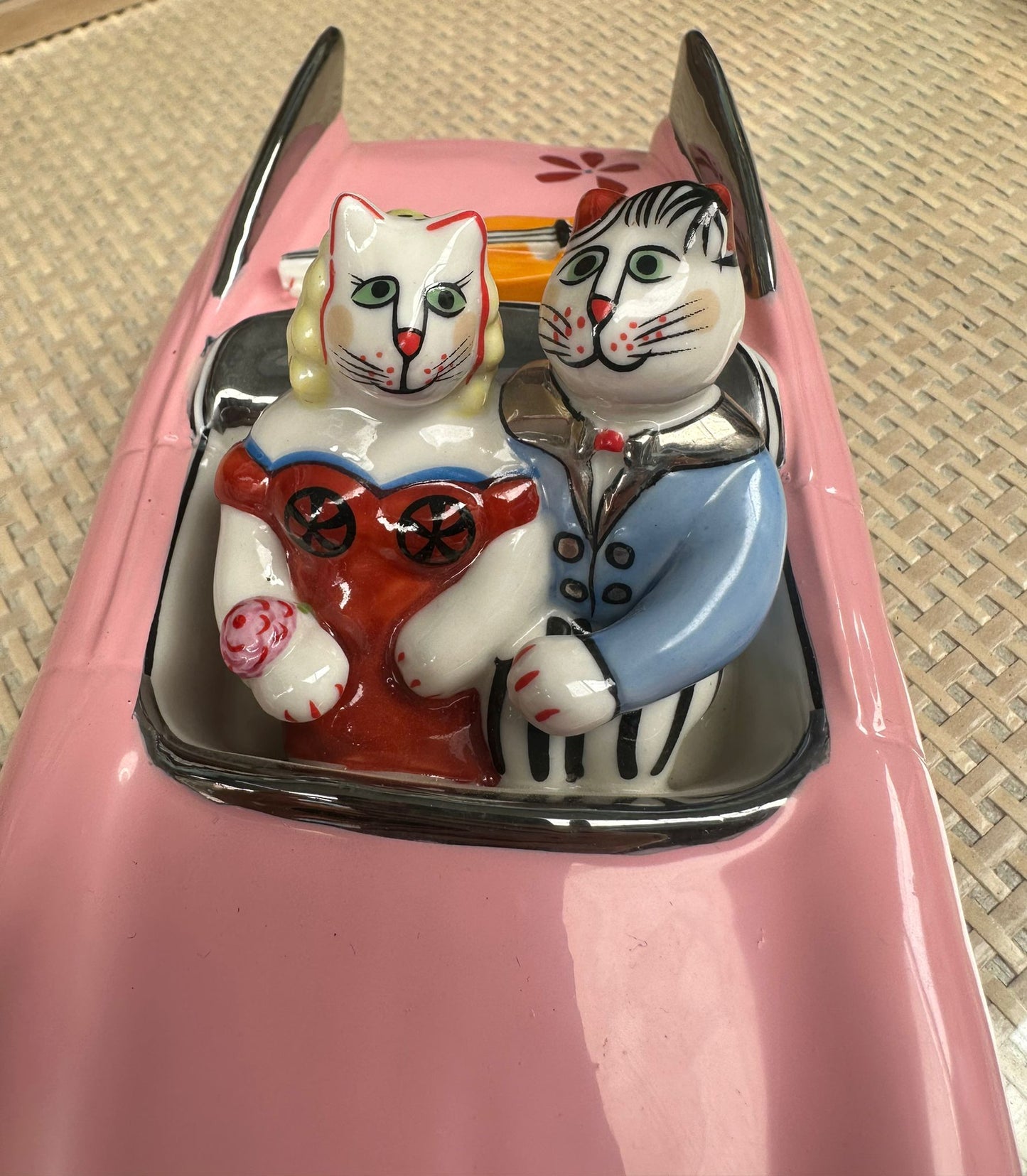 Villeroy & Boch Benedikt automobile, old timer pink Cadillac with pair of cats