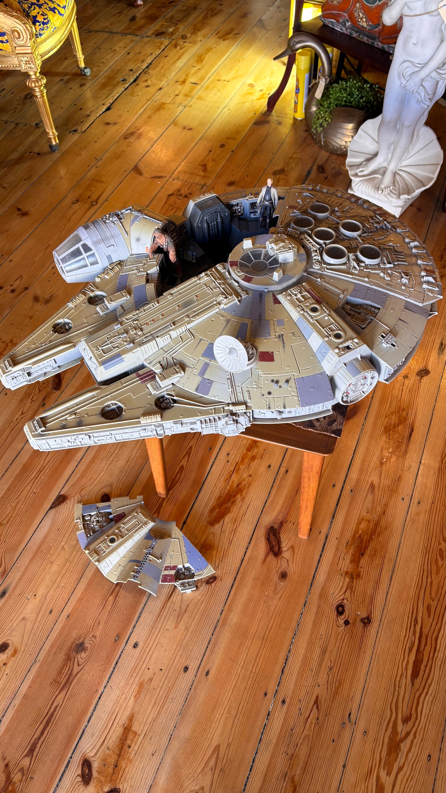Star Wars Legacy Collection Millennium Falcon 2008 – 80cm “Big Millennium Falcon” with Han Solo & Chewbacca