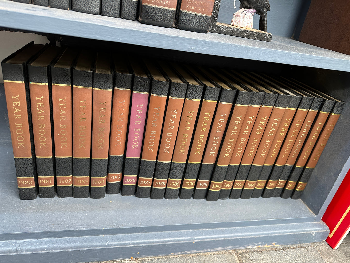 Vintage World Book Encyclopaedia - full set with Dictionaries and Science Year and Year Books (1980-2000)
