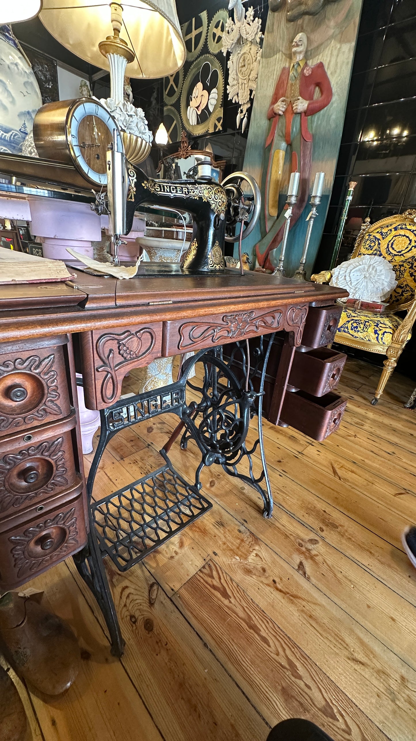 Antique 1906 Singer Treadle Sewing Machine Cabinet | 6-Drawer Embossed Oak Parlour Table in Fully Serviced Working Condition!