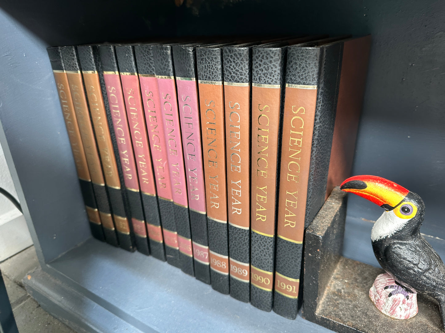 Vintage World Book Encyclopaedia - full set with Dictionaries and Science Year and Year Books (1980-2000)