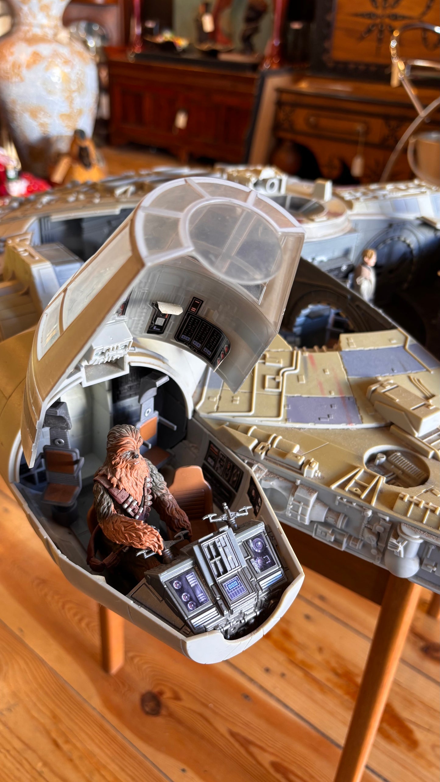 Star Wars Legacy Collection Millennium Falcon 2008 – 80cm “Big Millennium Falcon” with Han Solo & Chewbacca