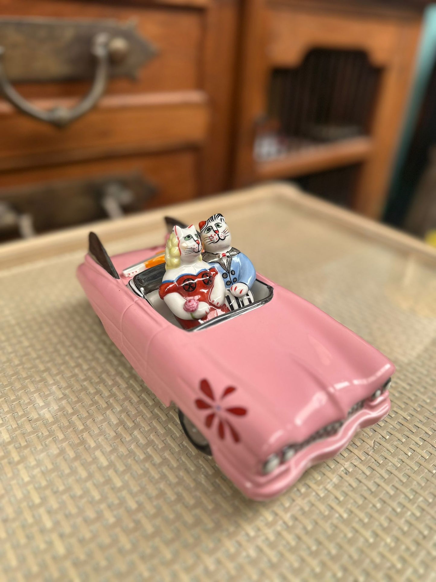 Villeroy & Boch Benedikt automobile, old timer pink Cadillac with pair of cats