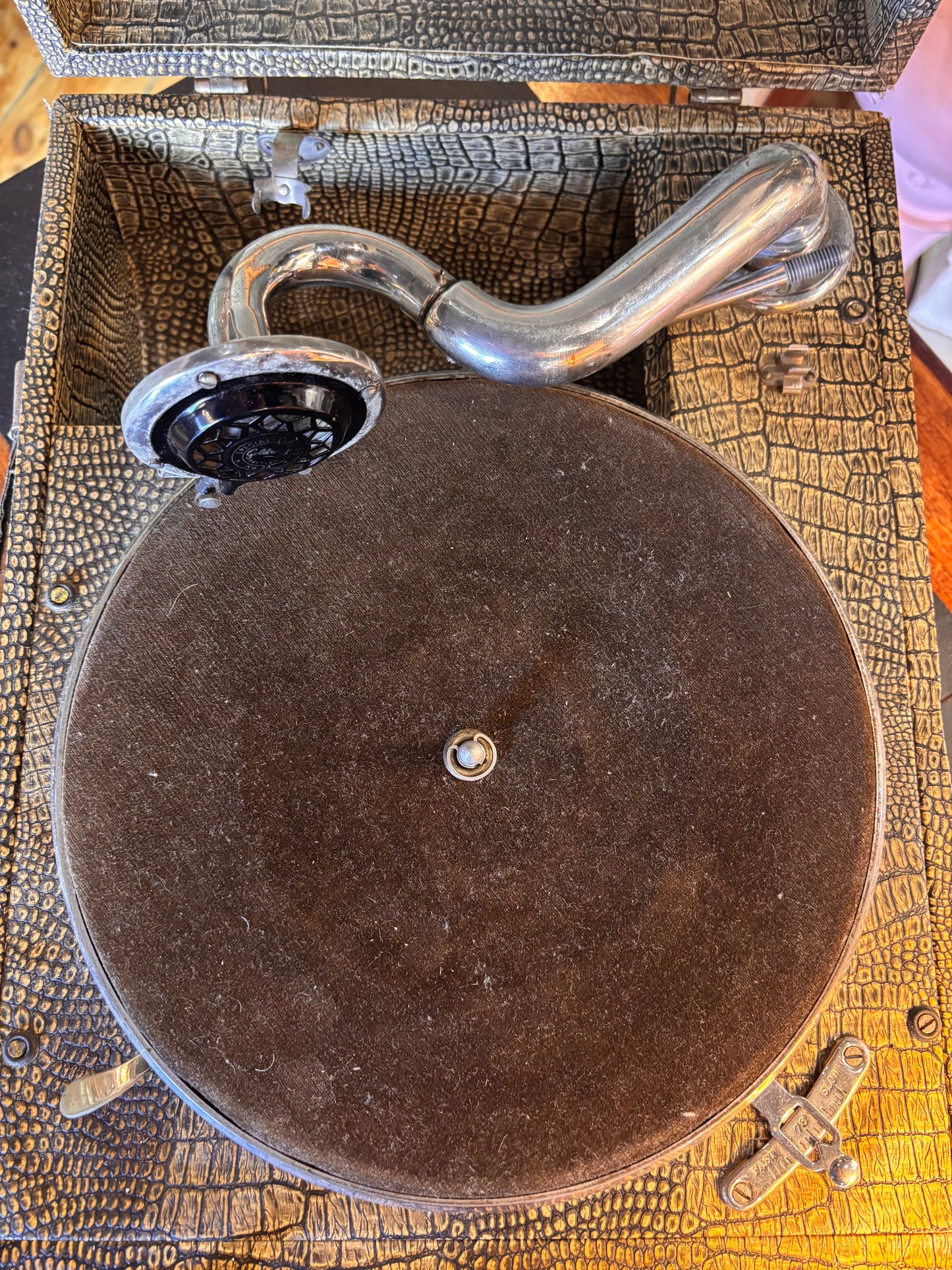 Vintage Goldring Portable Gramophone – 1930s Crocodile-Case Hand-Crank Phonograph