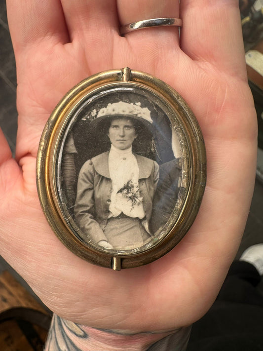 Victorian swivel picture brooch with central picture spinner