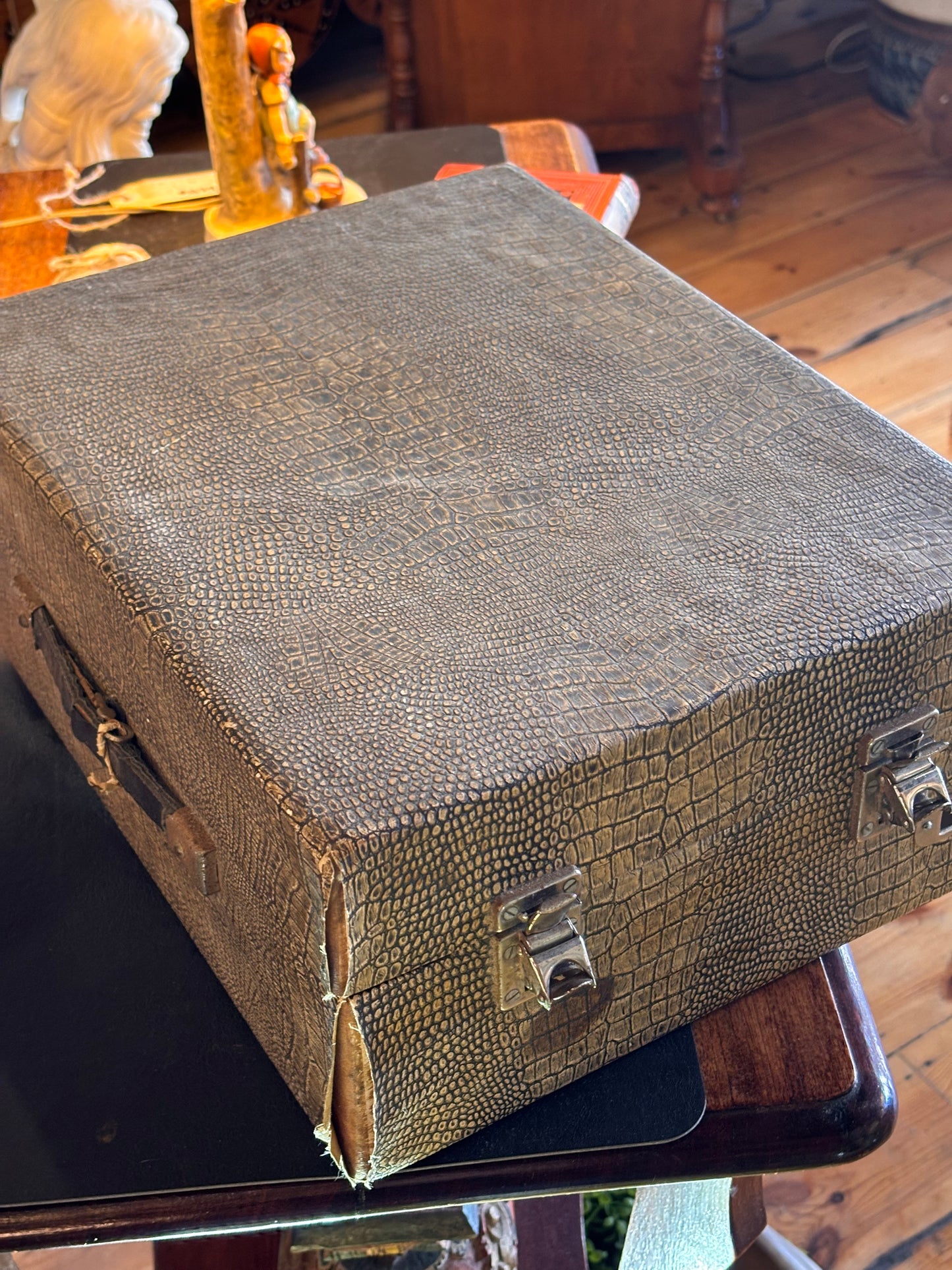 Vintage Goldring Portable Gramophone – 1930s Crocodile-Case Hand-Crank Phonograph