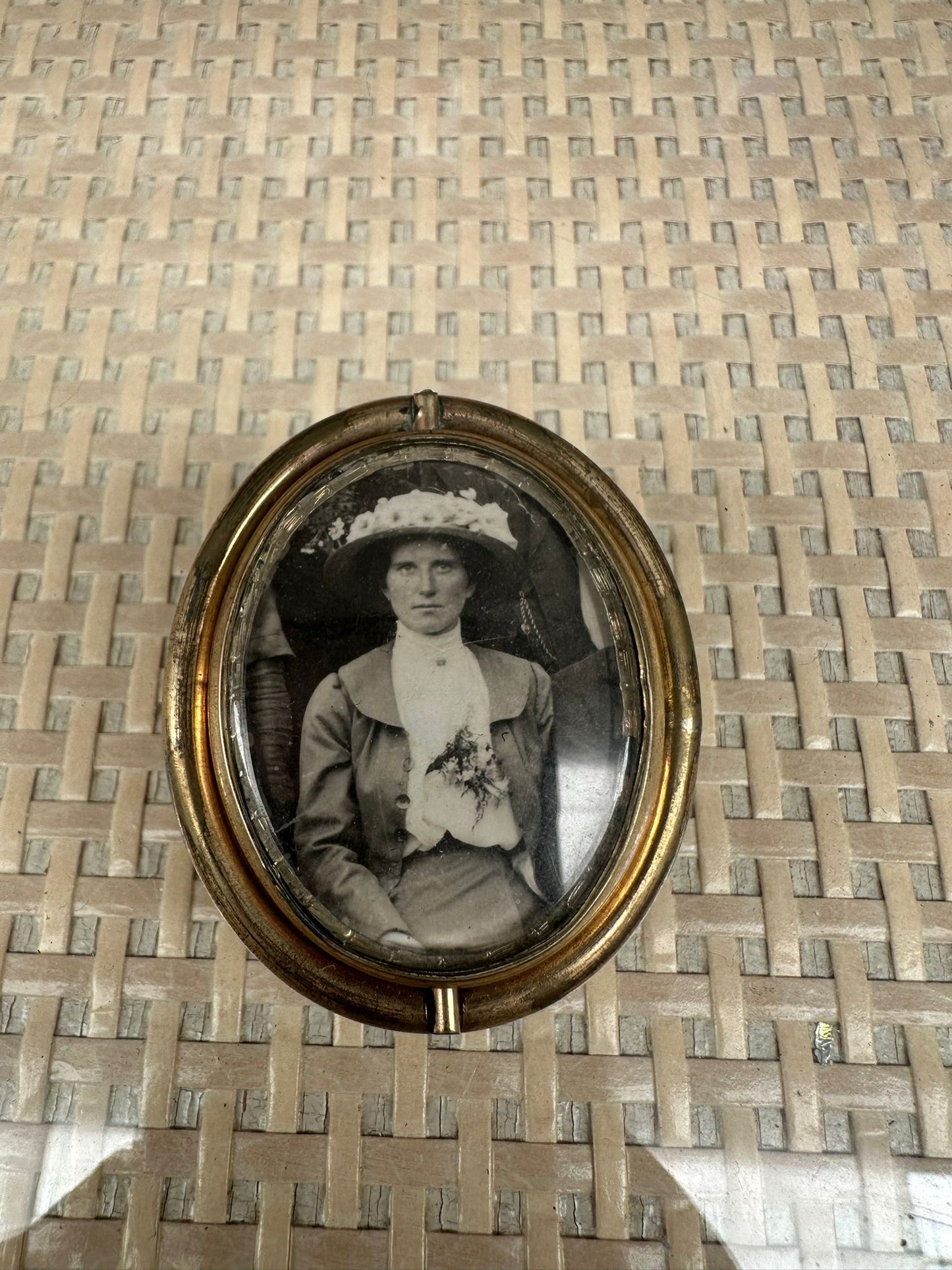 Victorian swivel picture brooch with central picture spinner