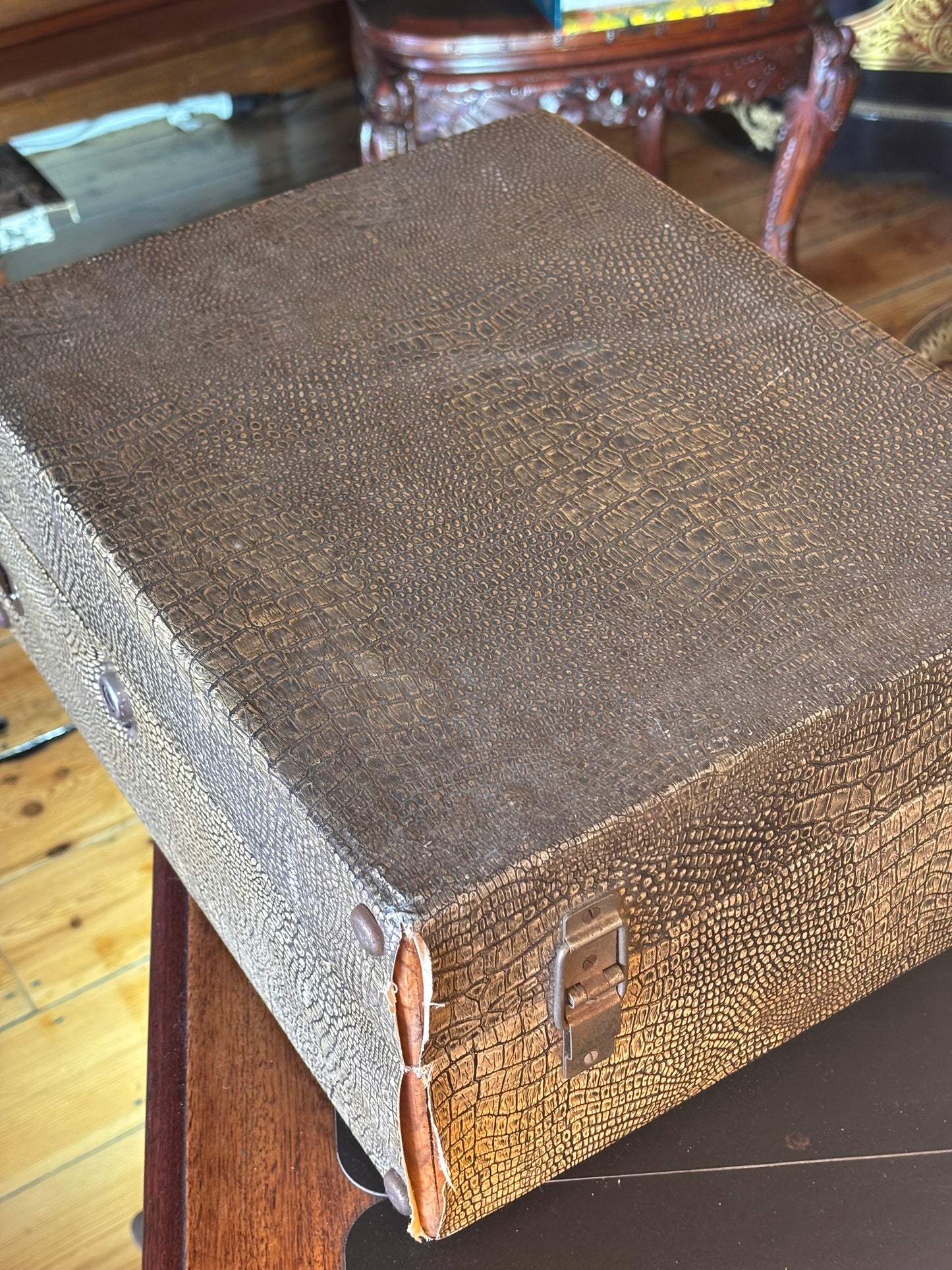 Vintage Goldring Portable Gramophone – 1930s Crocodile-Case Hand-Crank Phonograph