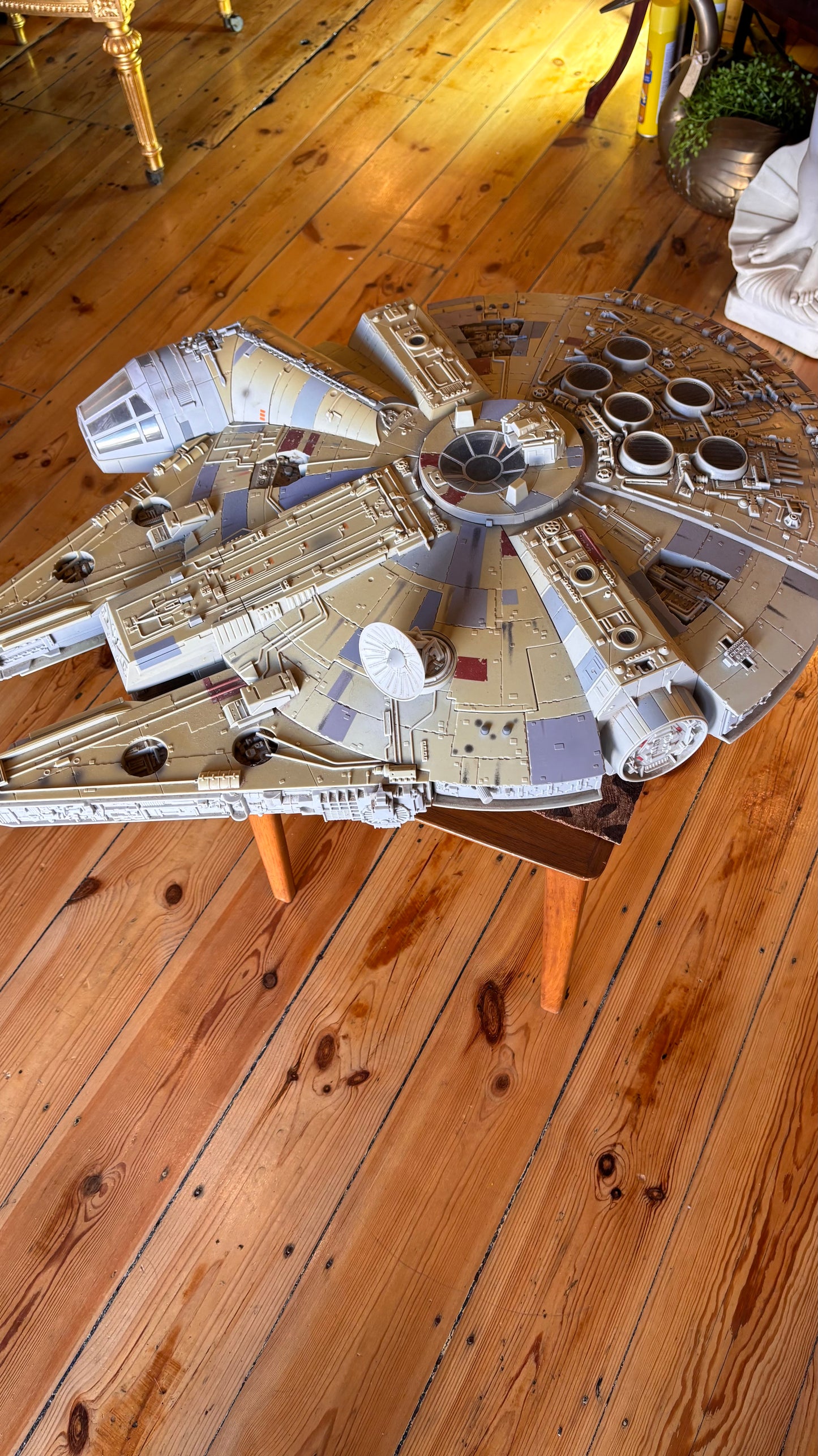 Star Wars Legacy Collection Millennium Falcon 2008 – 80cm “Big Millennium Falcon” with Han Solo & Chewbacca