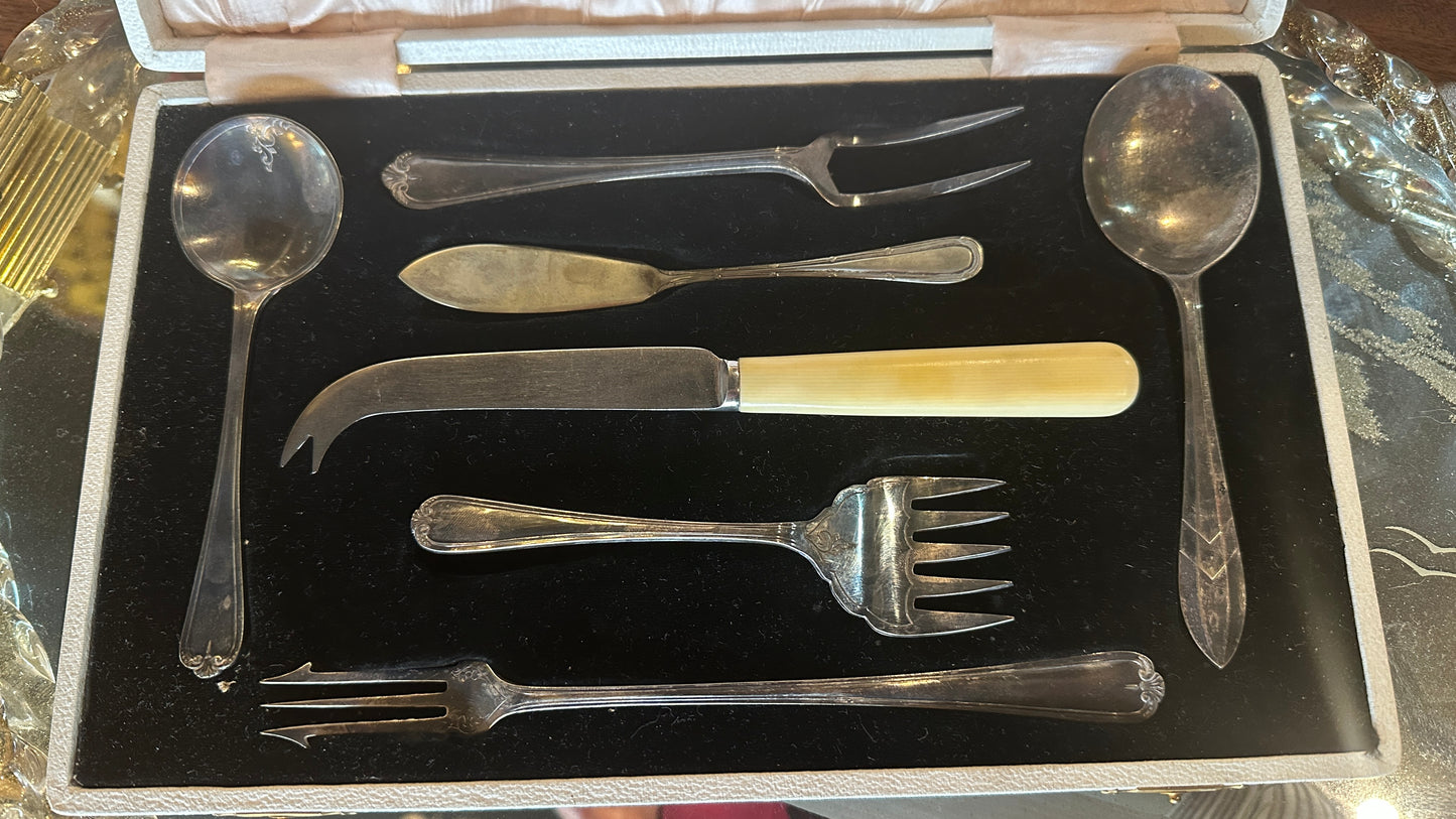 Vintage cased silver-plated serving set, Sheffield England