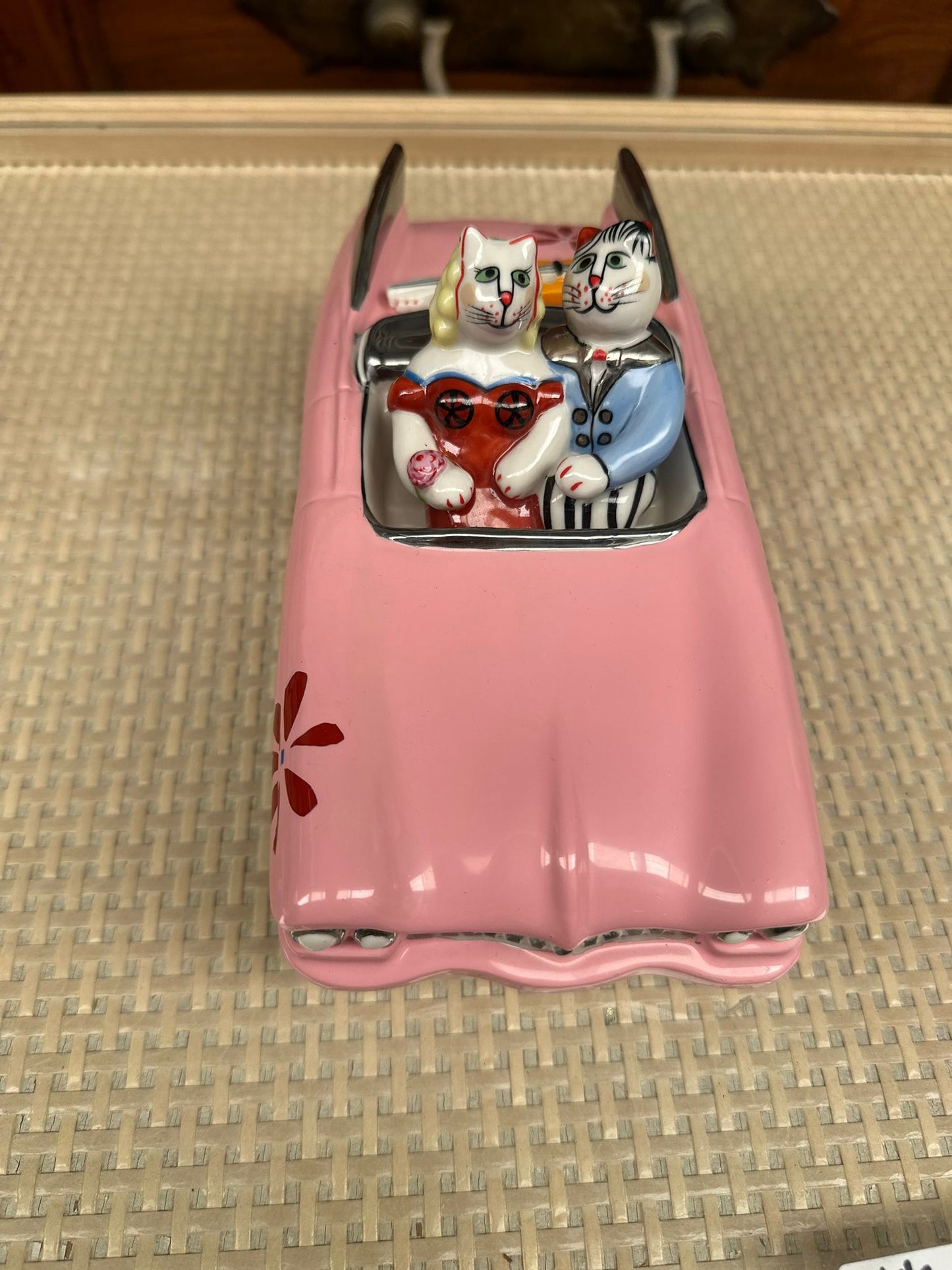 Villeroy & Boch Benedikt automobile, old timer pink Cadillac with pair of cats