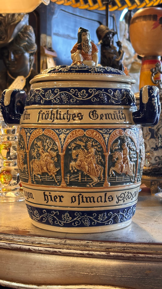 Vintage German Stoneware Wine Keg with Lid – “Ein fröhliches Gemüt…” Relief, Gnome Lid – 30cm Glazed
