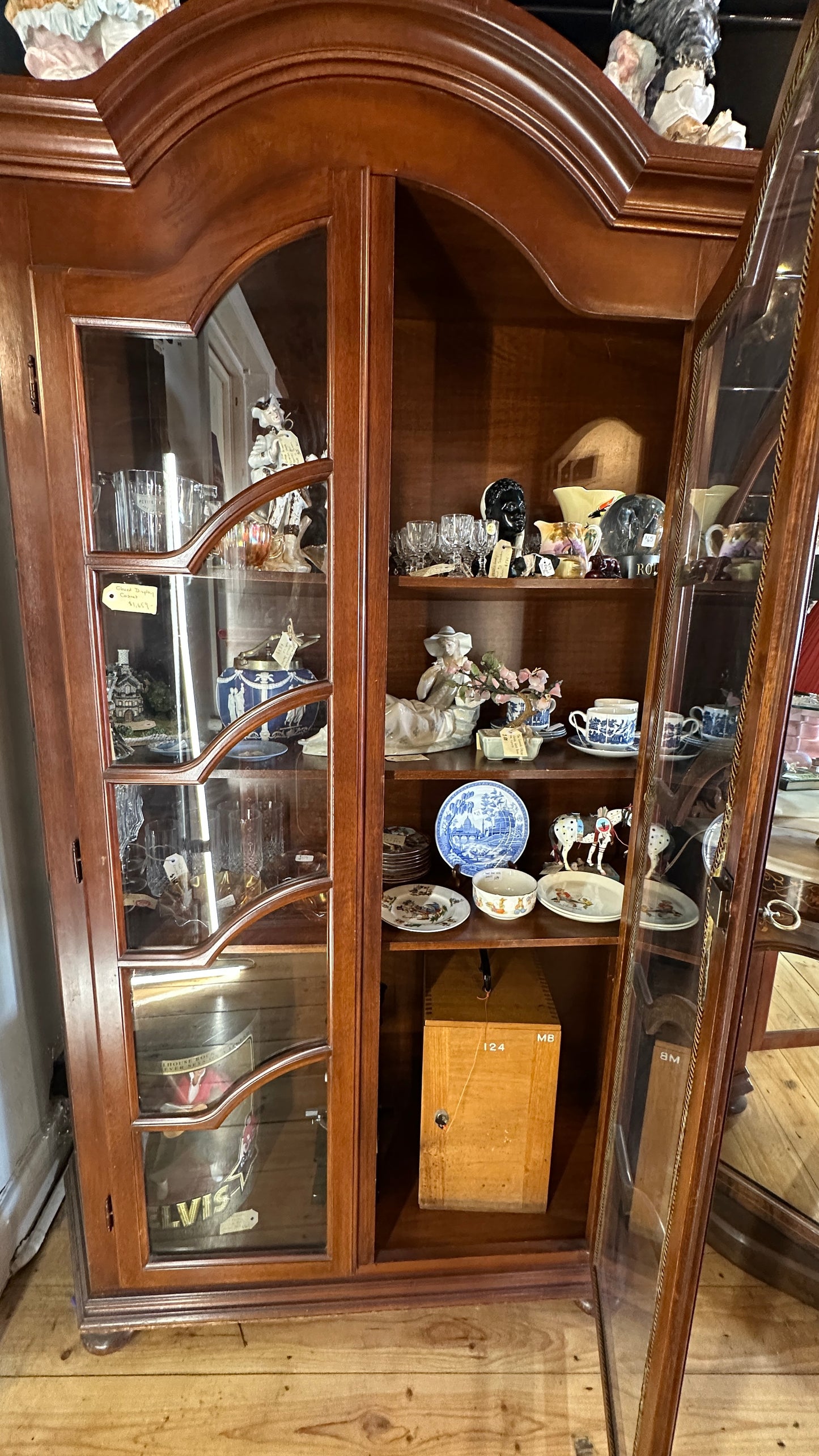 Display cabinet (or vitrine) featuring glass doors and side panels, with key