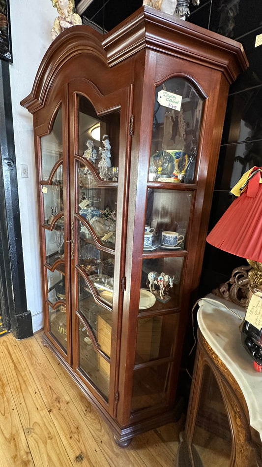 Display cabinet (or vitrine) featuring glass doors and side panels, with key
