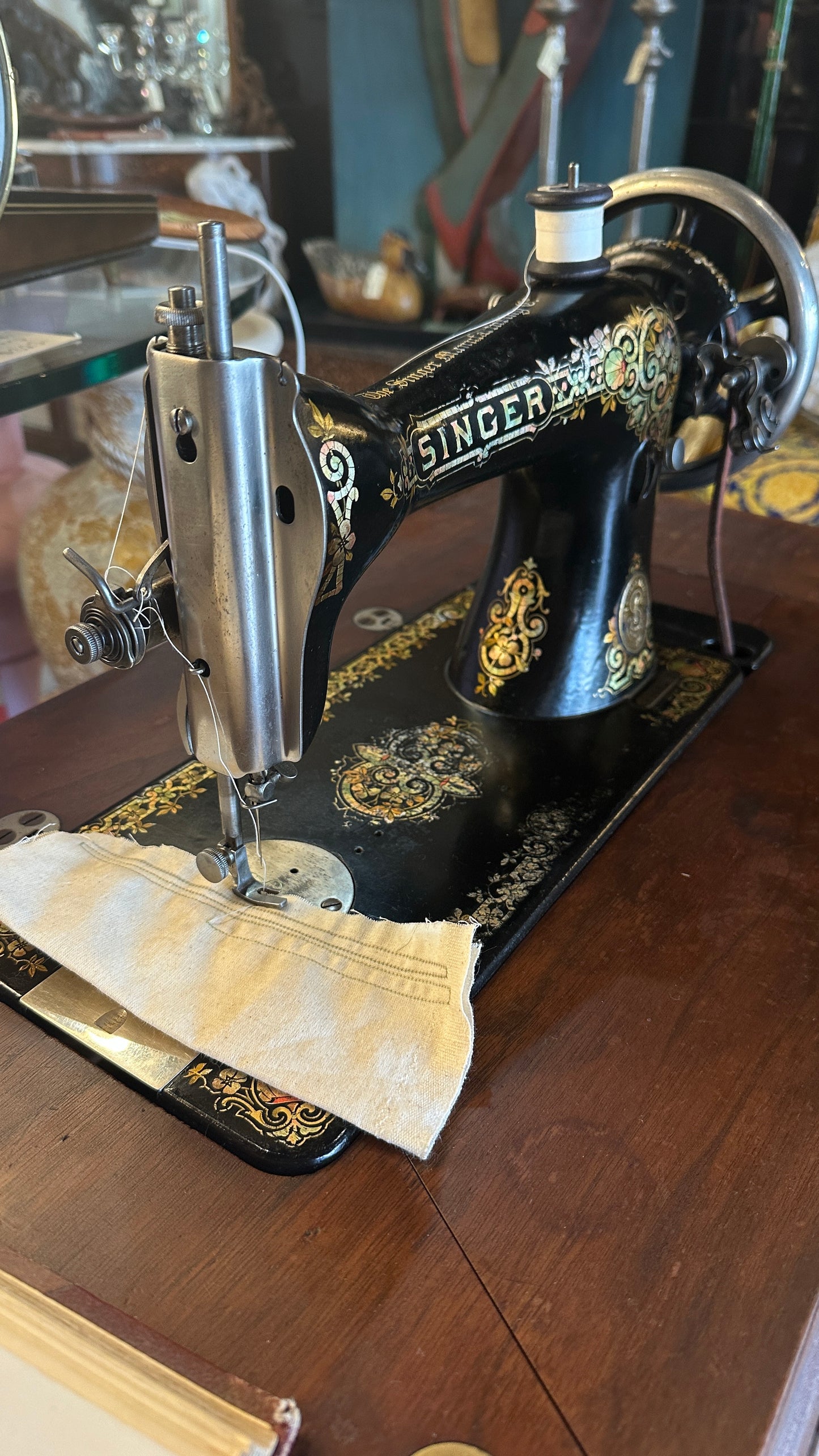Antique 1906 Singer Treadle Sewing Machine Cabinet | 6-Drawer Embossed Oak Parlour Table in Fully Serviced Working Condition!