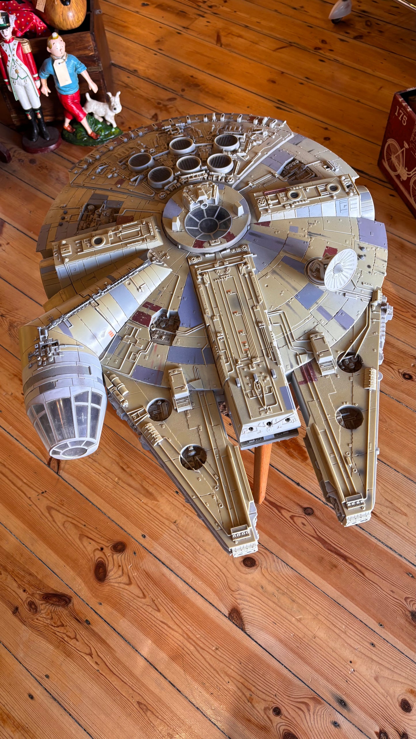 Star Wars Legacy Collection Millennium Falcon 2008 – 80cm “Big Millennium Falcon” with Han Solo & Chewbacca