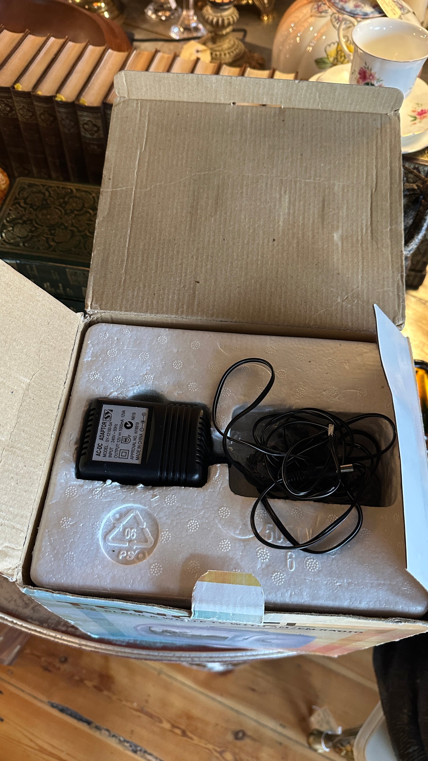 Vintage Tongtel 5 inch black & white TV with an AM/FM radio, Model BWT5500, Tested and working!