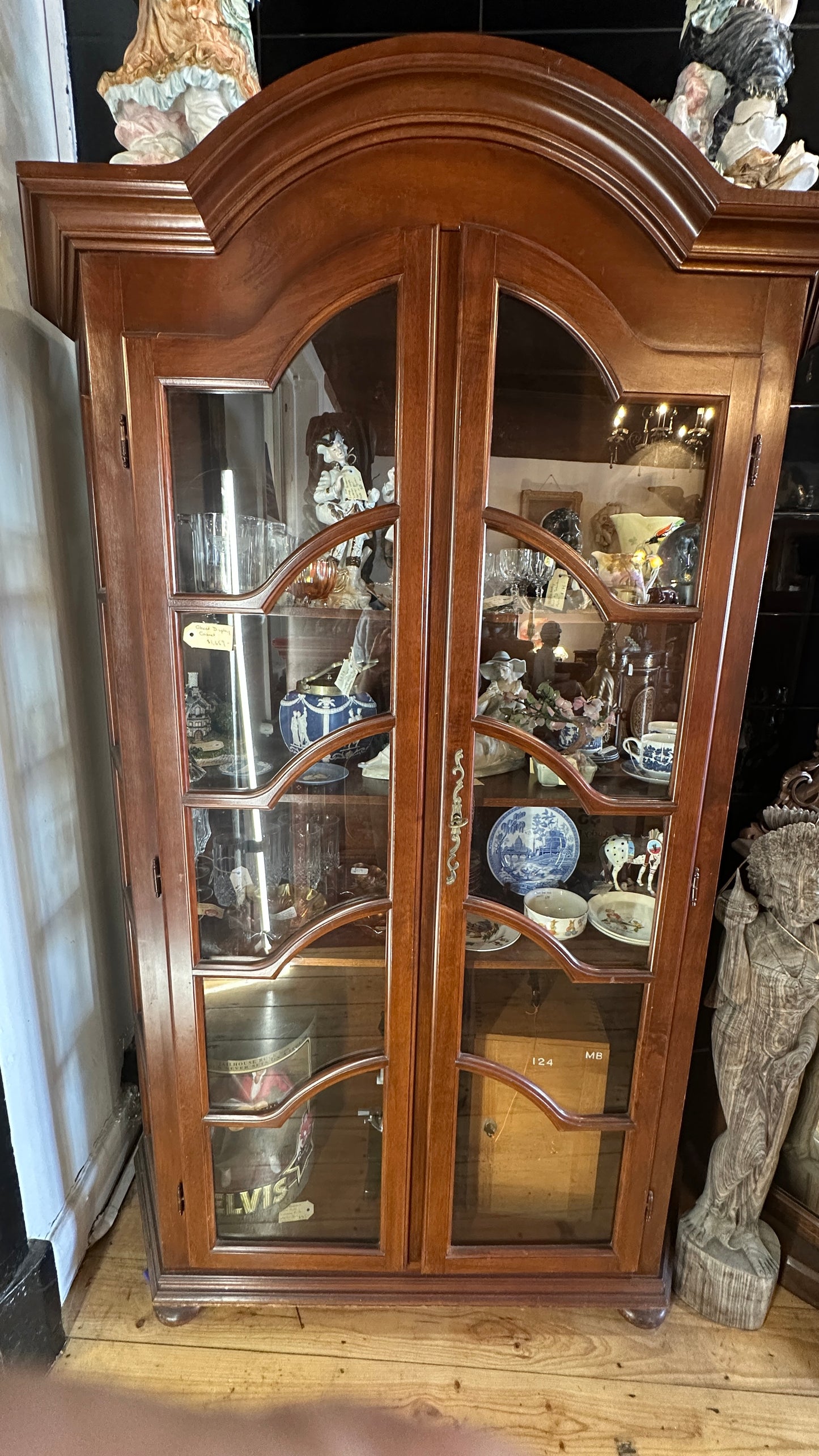 Display cabinet (or vitrine) featuring glass doors and side panels, with key