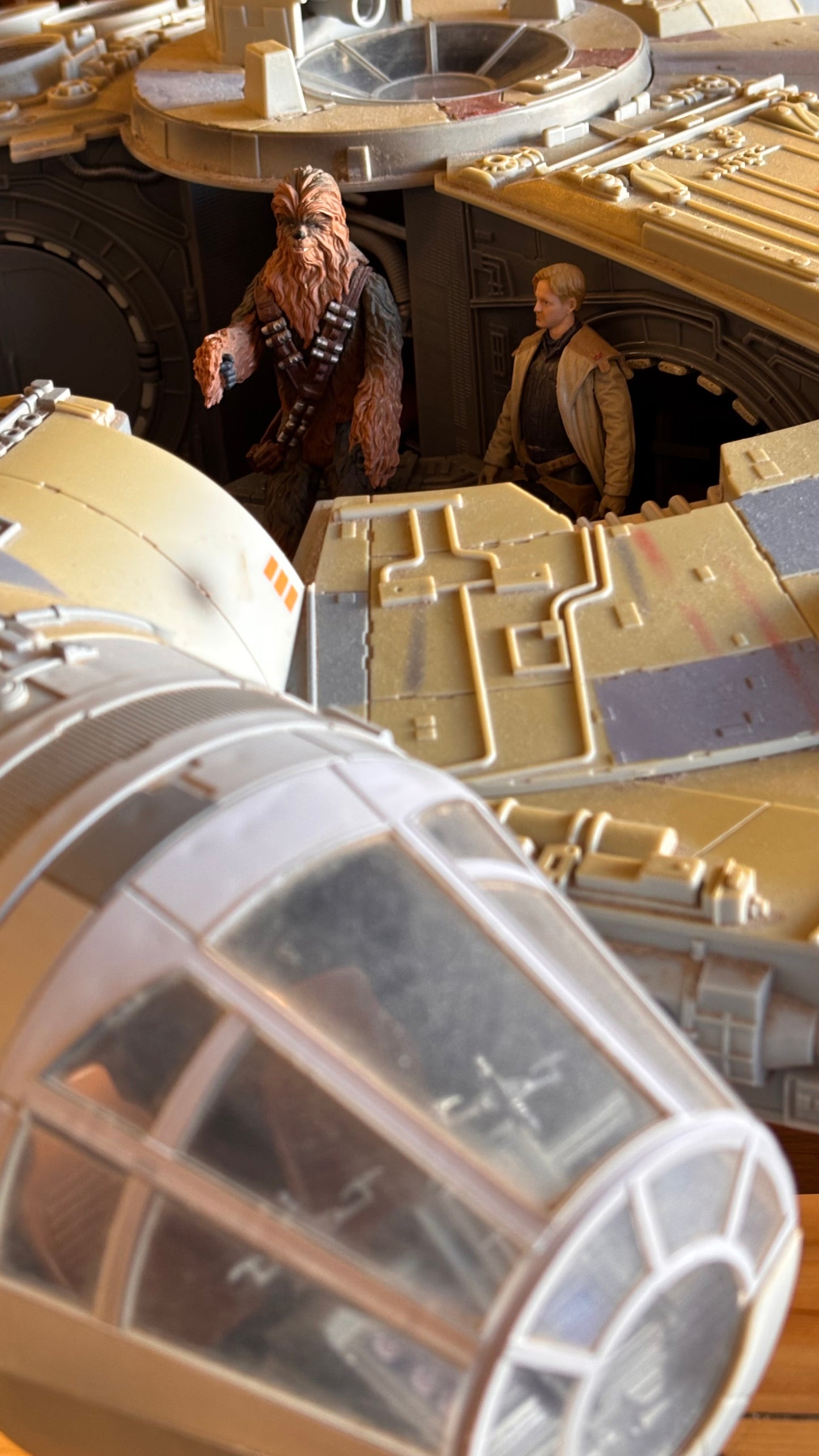Star Wars Legacy Collection Millennium Falcon 2008 – 80cm “Big Millennium Falcon” with Han Solo & Chewbacca
