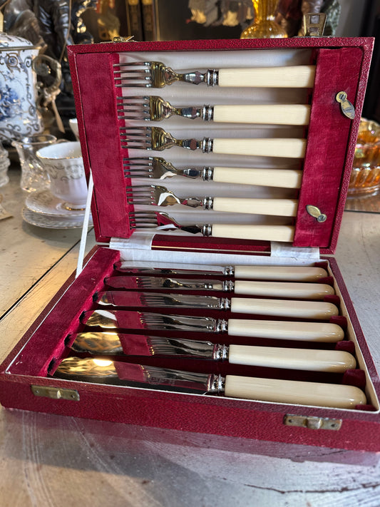Vintage fish cutlery set (stainless steel) housed in a red-lined presentation box, England Sheffield