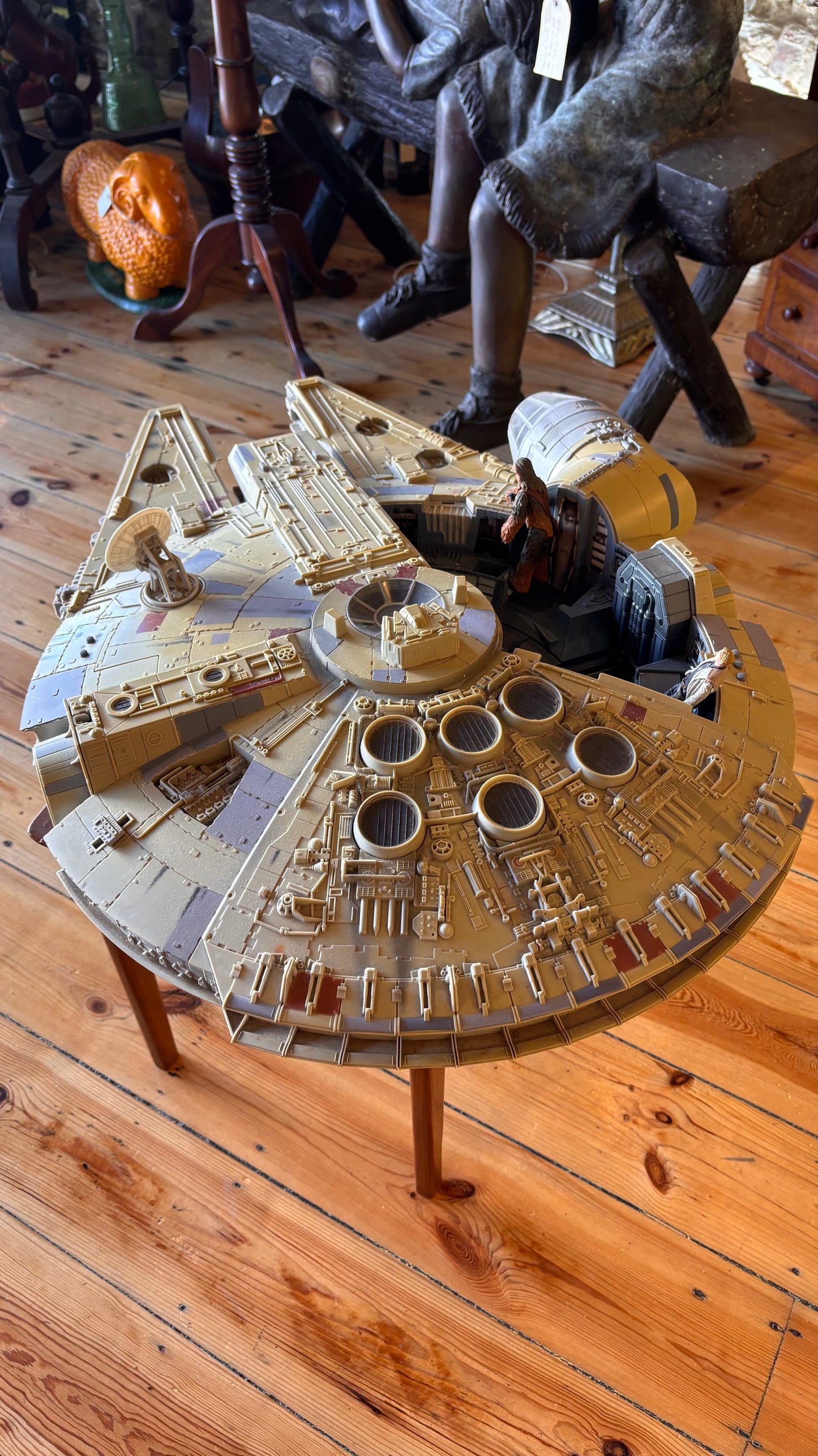 Star Wars Legacy Collection Millennium Falcon 2008 – 80cm “Big Millennium Falcon” with Han Solo & Chewbacca