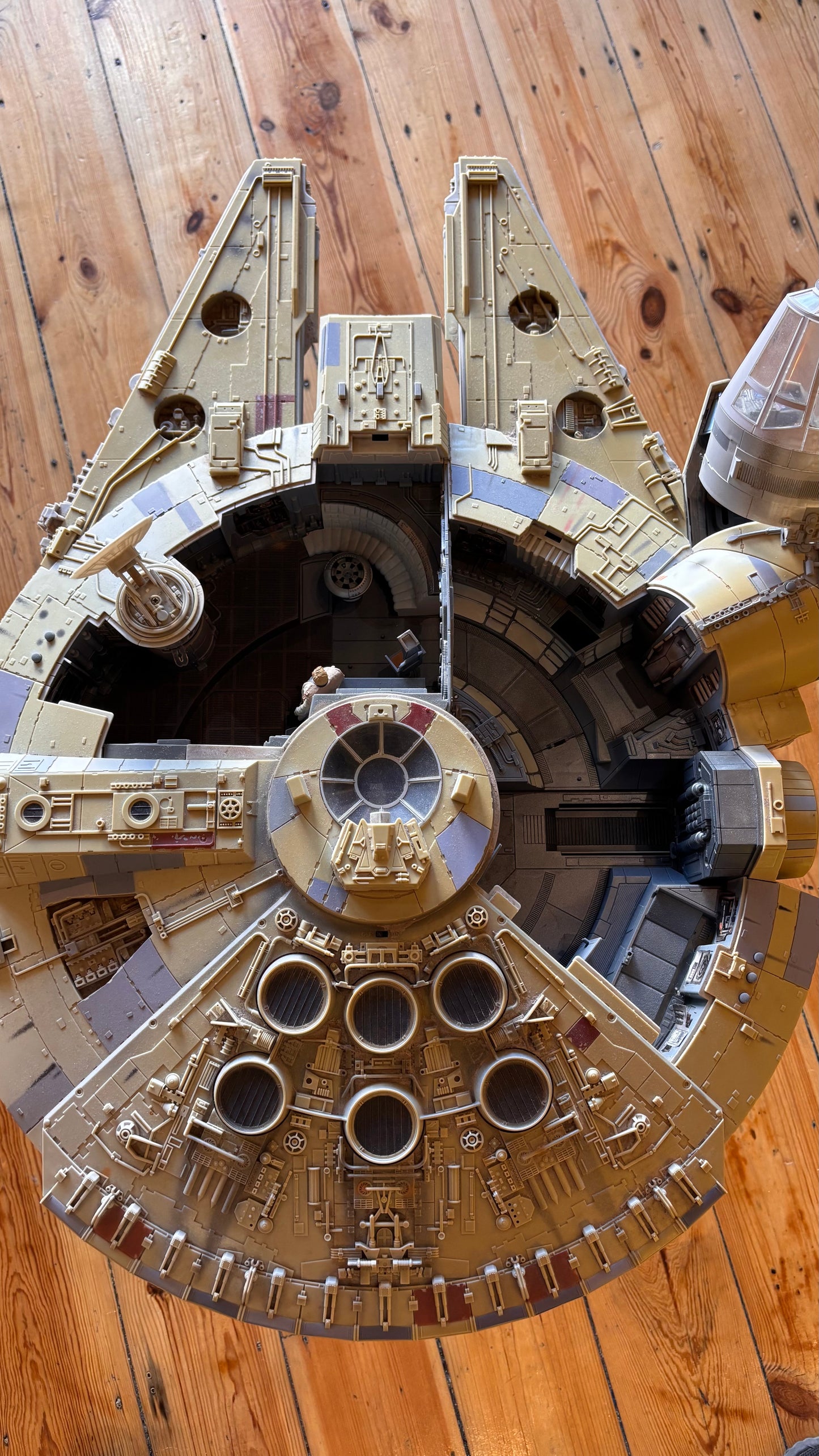 Star Wars Legacy Collection Millennium Falcon 2008 – 80cm “Big Millennium Falcon” with Han Solo & Chewbacca