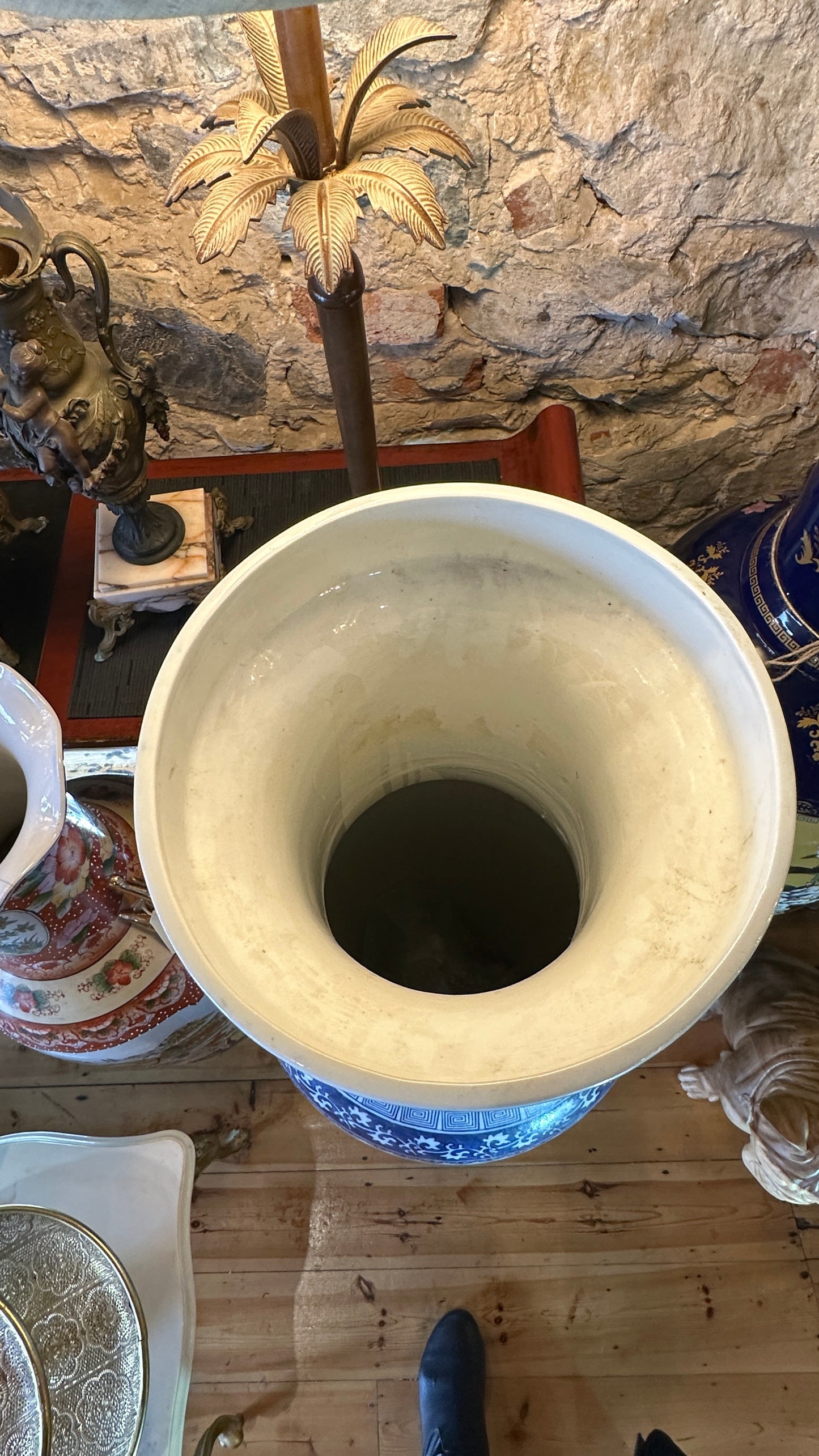 Very large ceramic blue and white oriental vase (H 130 cm)