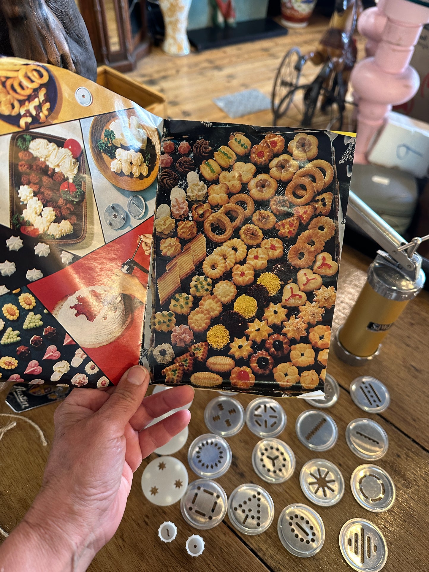 Vintage Sawa 2000 Deluxe Cookie Press Made in Sweden Complete Set 16 Patterns GC