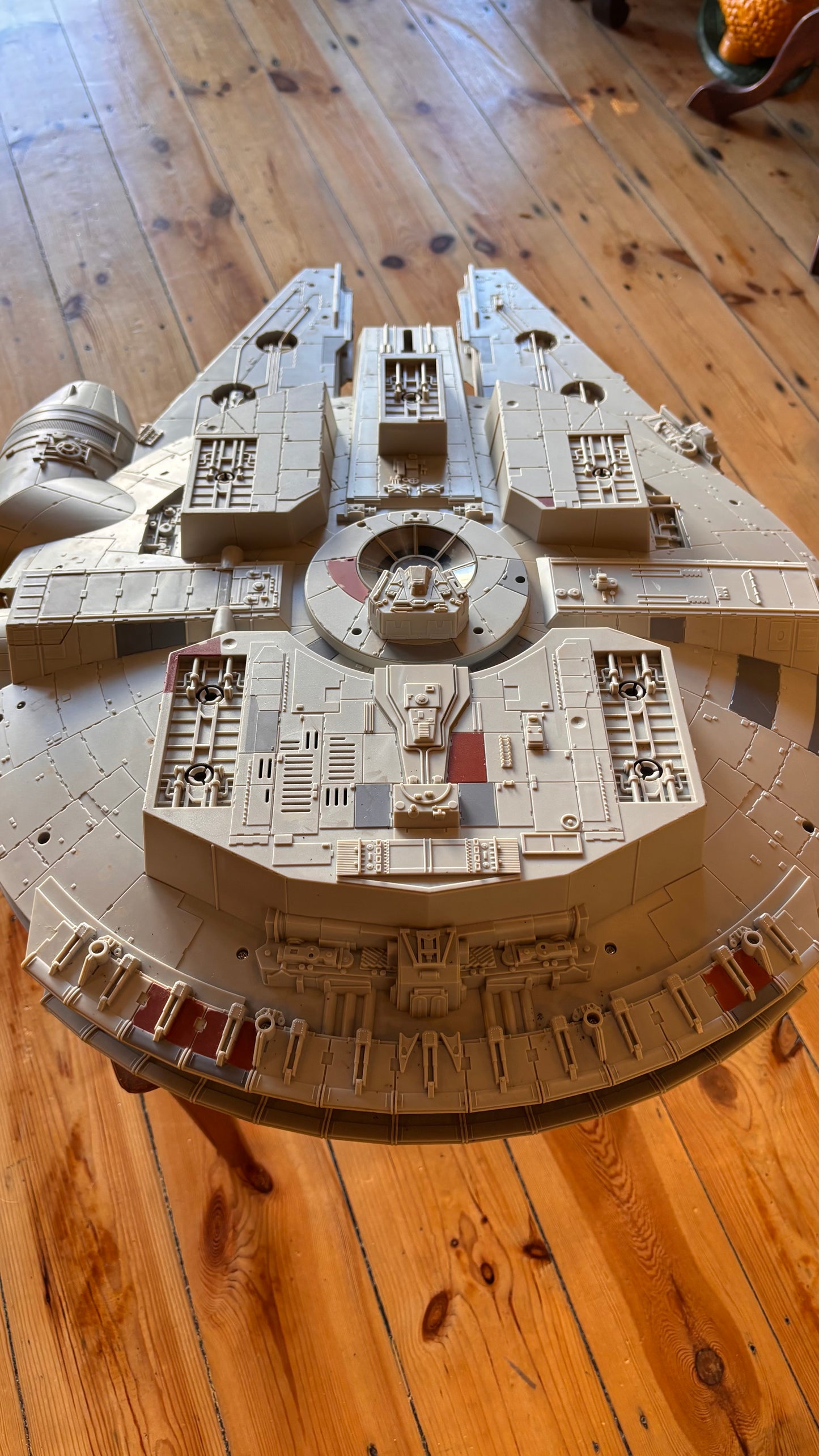 Star Wars Legacy Collection Millennium Falcon 2008 – 80cm “Big Millennium Falcon” with Han Solo & Chewbacca