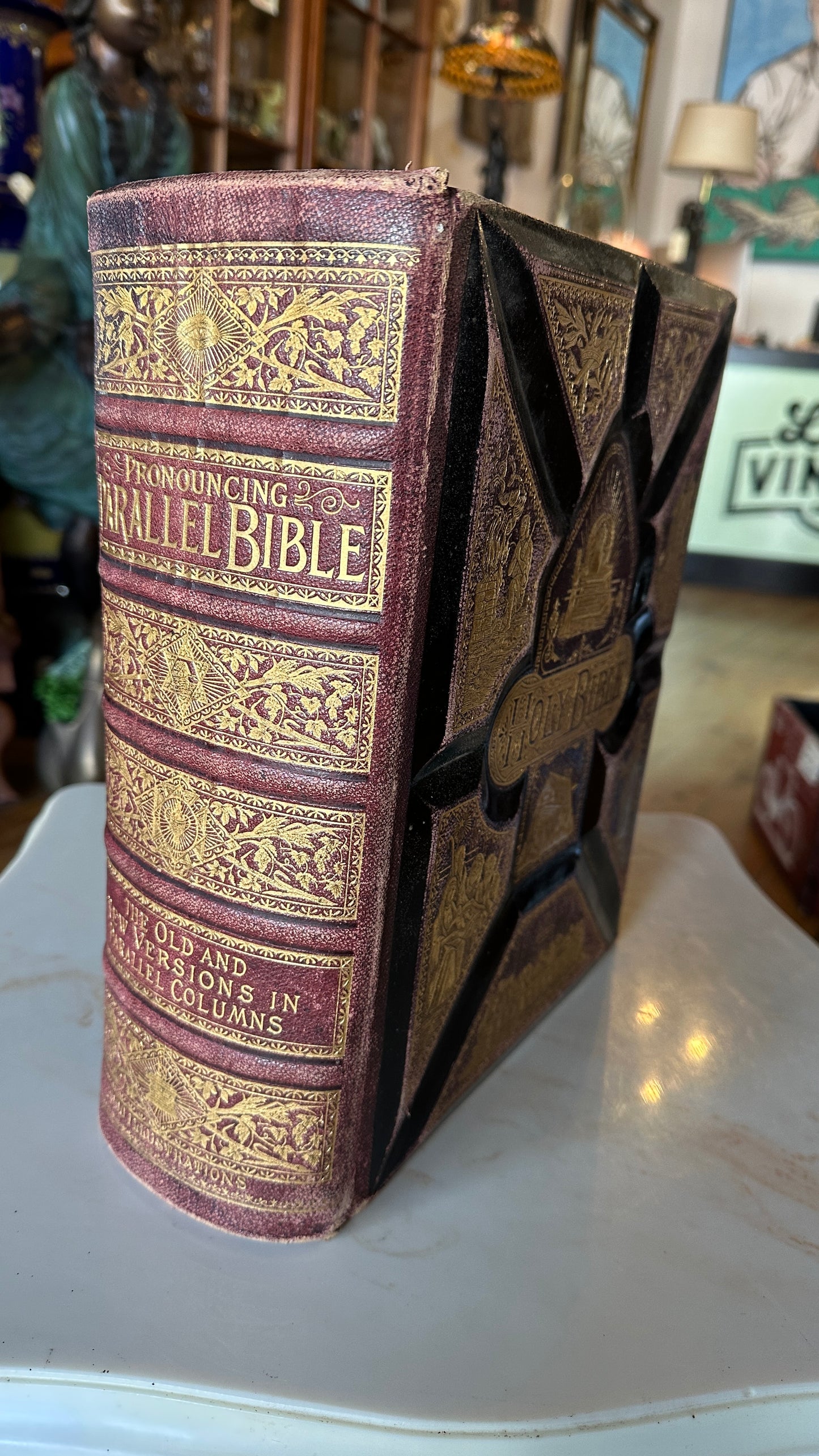 Pronouncing Parallel Bible, 1890s with over 2000 illustrations (some in colour) with indented leather binding