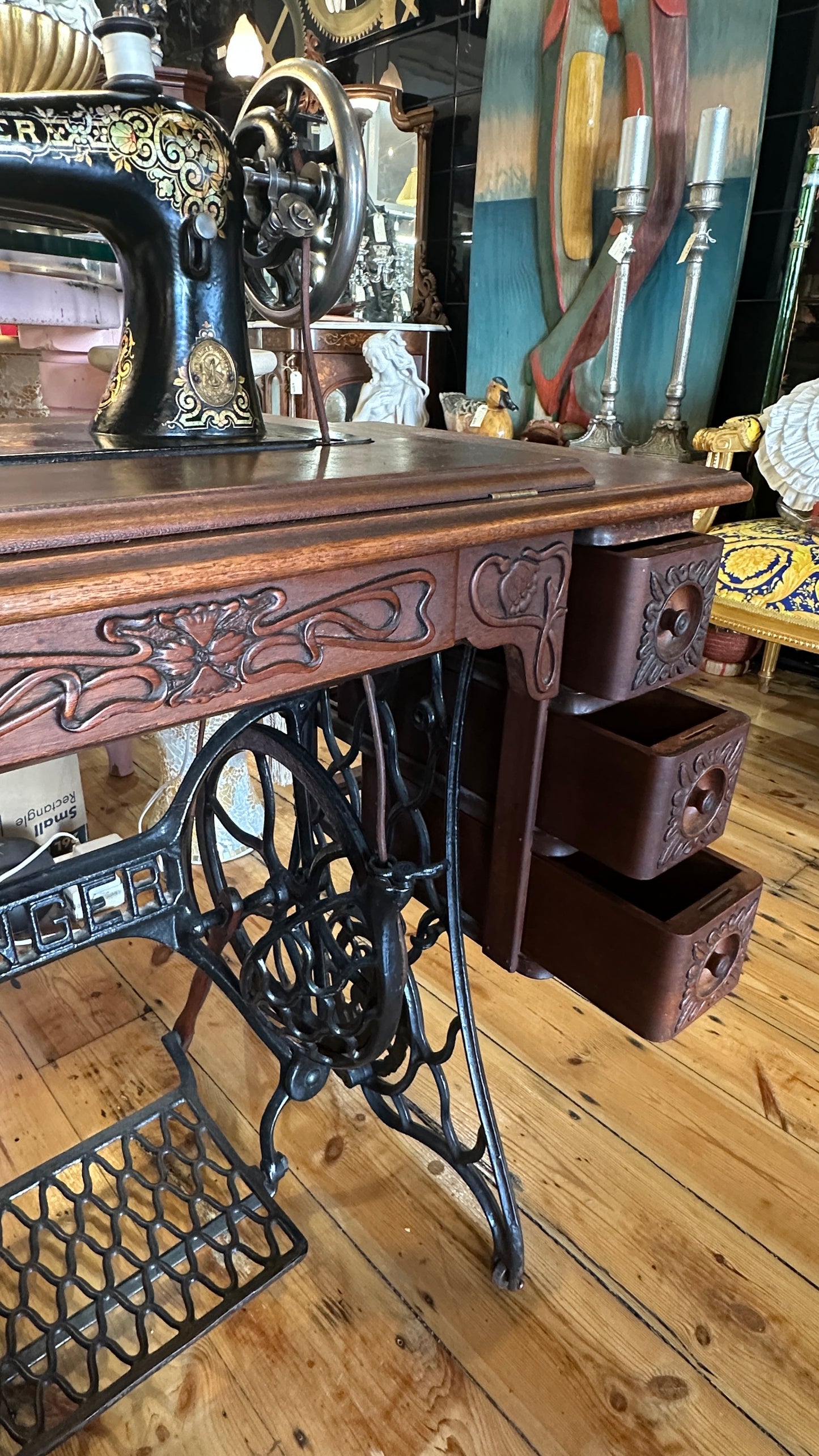 Antique 1906 Singer Treadle Sewing Machine Cabinet | 6-Drawer Embossed Oak Parlour Table in Fully Serviced Working Condition!