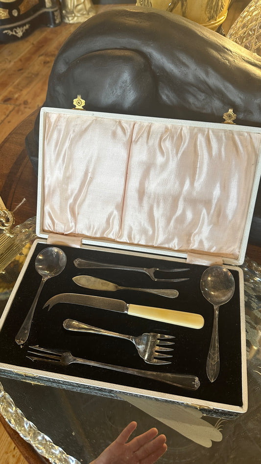 Vintage cased silver-plated serving set, Sheffield England