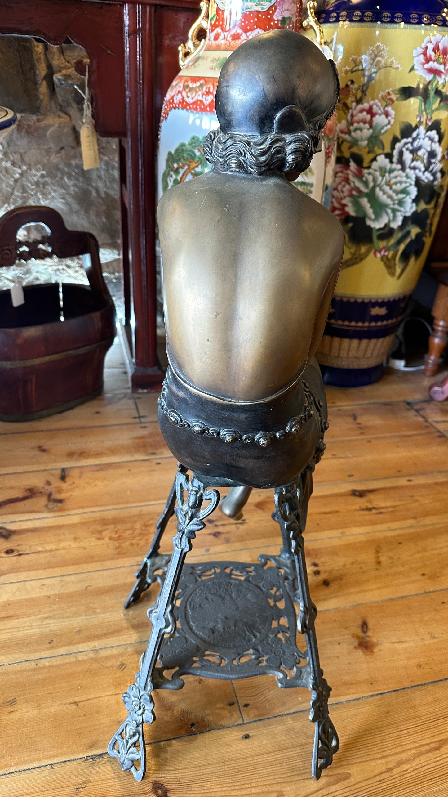 Bronze Art Deco - lady seated on stool, after Ferdinando de Luca (Italy) signed to rear