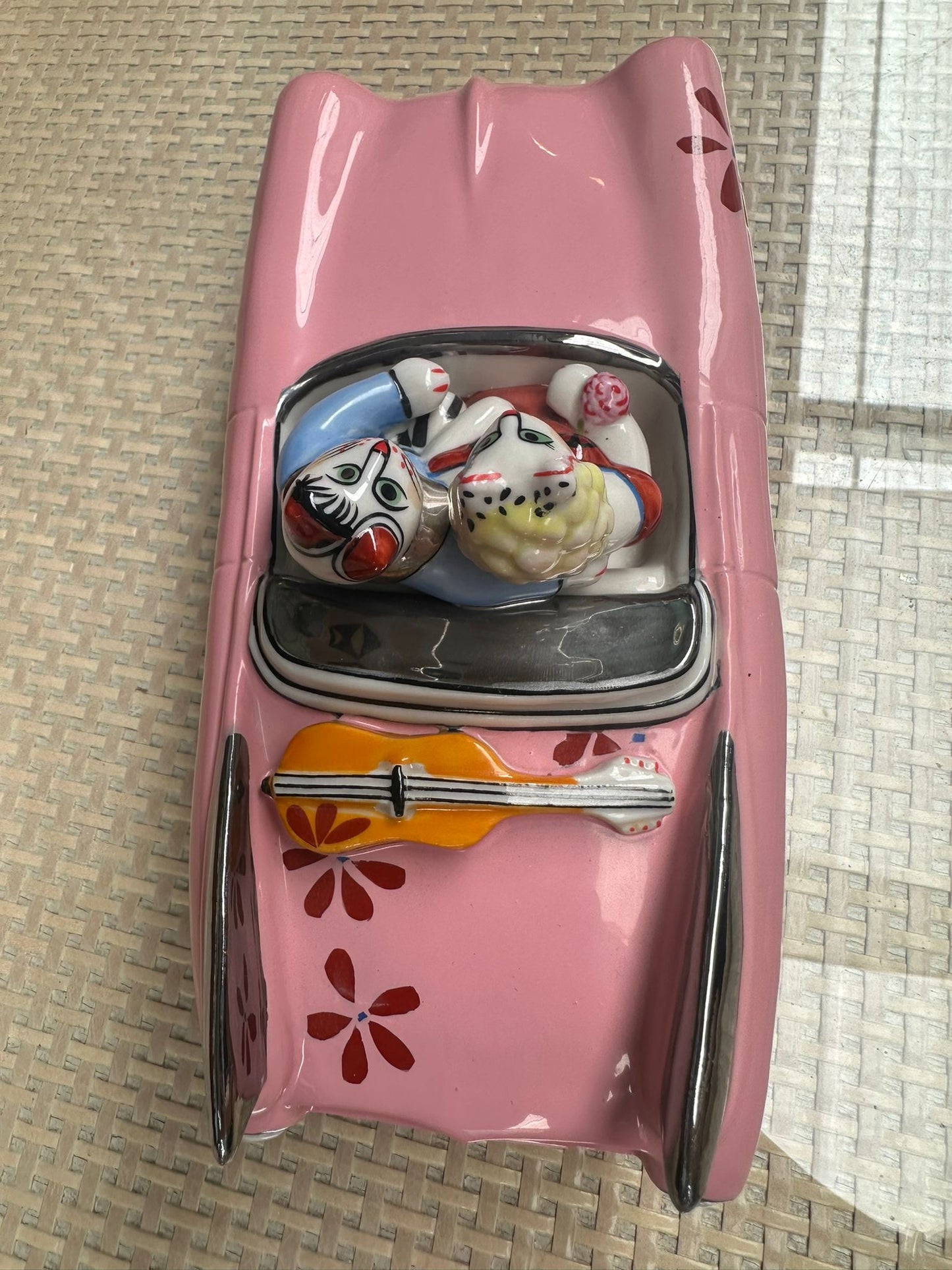 Villeroy & Boch Benedikt automobile, old timer pink Cadillac with pair of cats