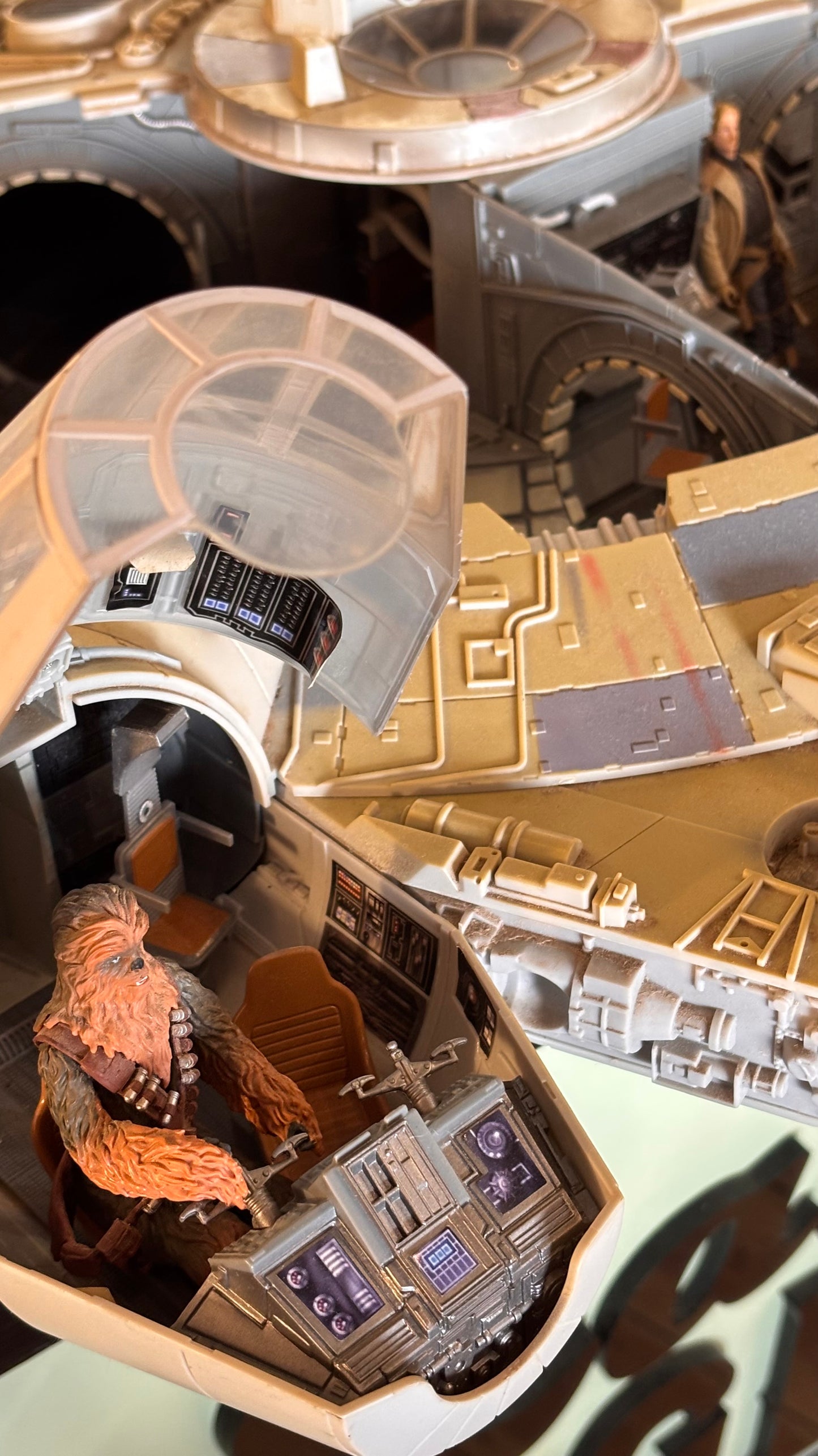 Star Wars Legacy Collection Millennium Falcon 2008 – 80cm “Big Millennium Falcon” with Han Solo & Chewbacca