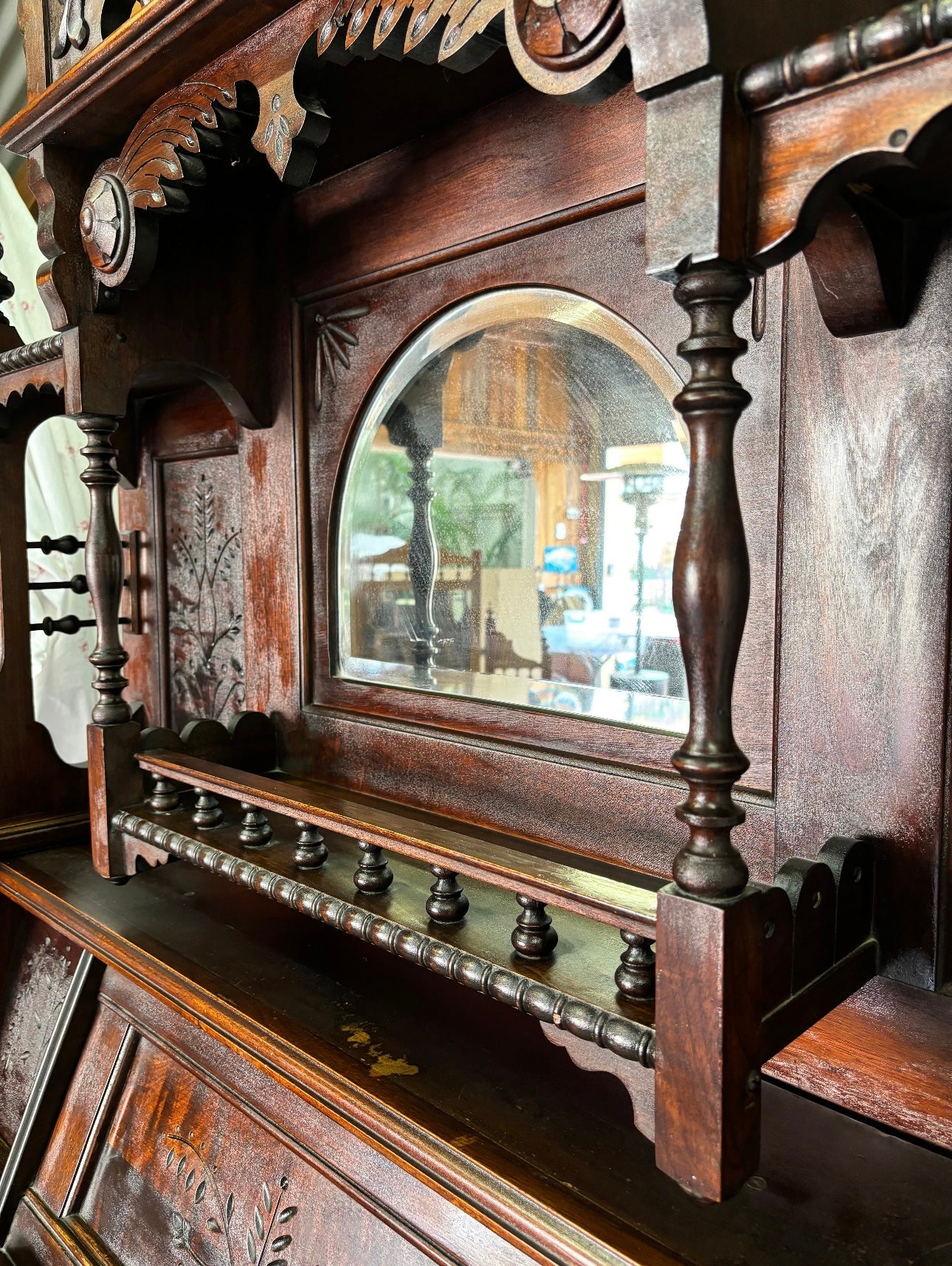 Upright Victorian Style Windsor Pump Organ, Made in Chicago c1890s