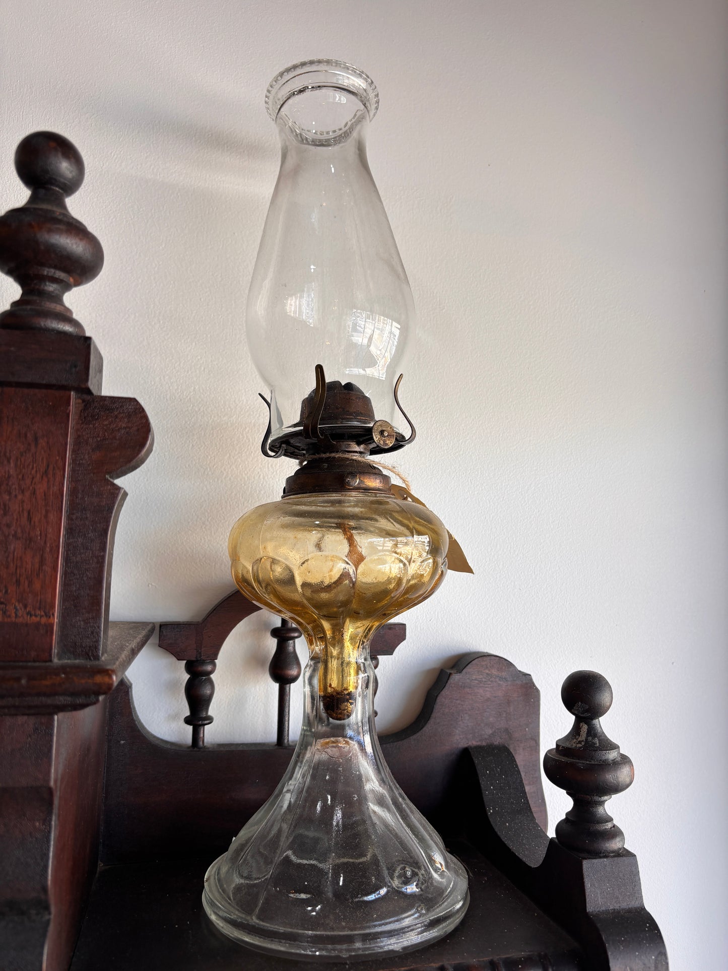Antique Amber Glass Oil Lamp with Clear Chimney – Victorian Kerosene Lamp 47 cm