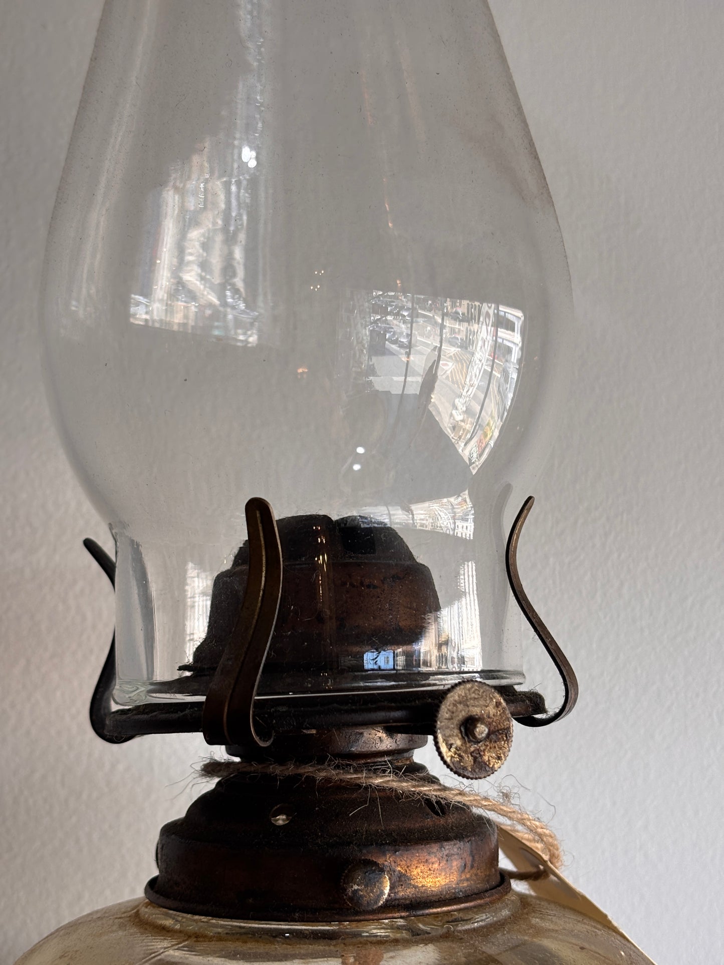 Antique Amber Glass Oil Lamp with Clear Chimney – Victorian Kerosene Lamp 47 cm