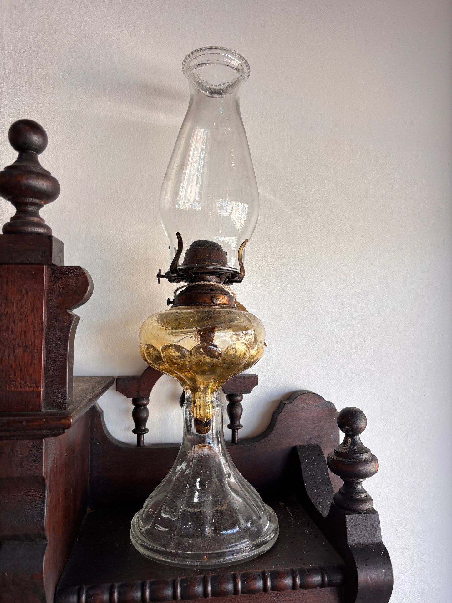 Antique Amber Glass Oil Lamp with Clear Chimney – Victorian Kerosene Lamp 47 cm